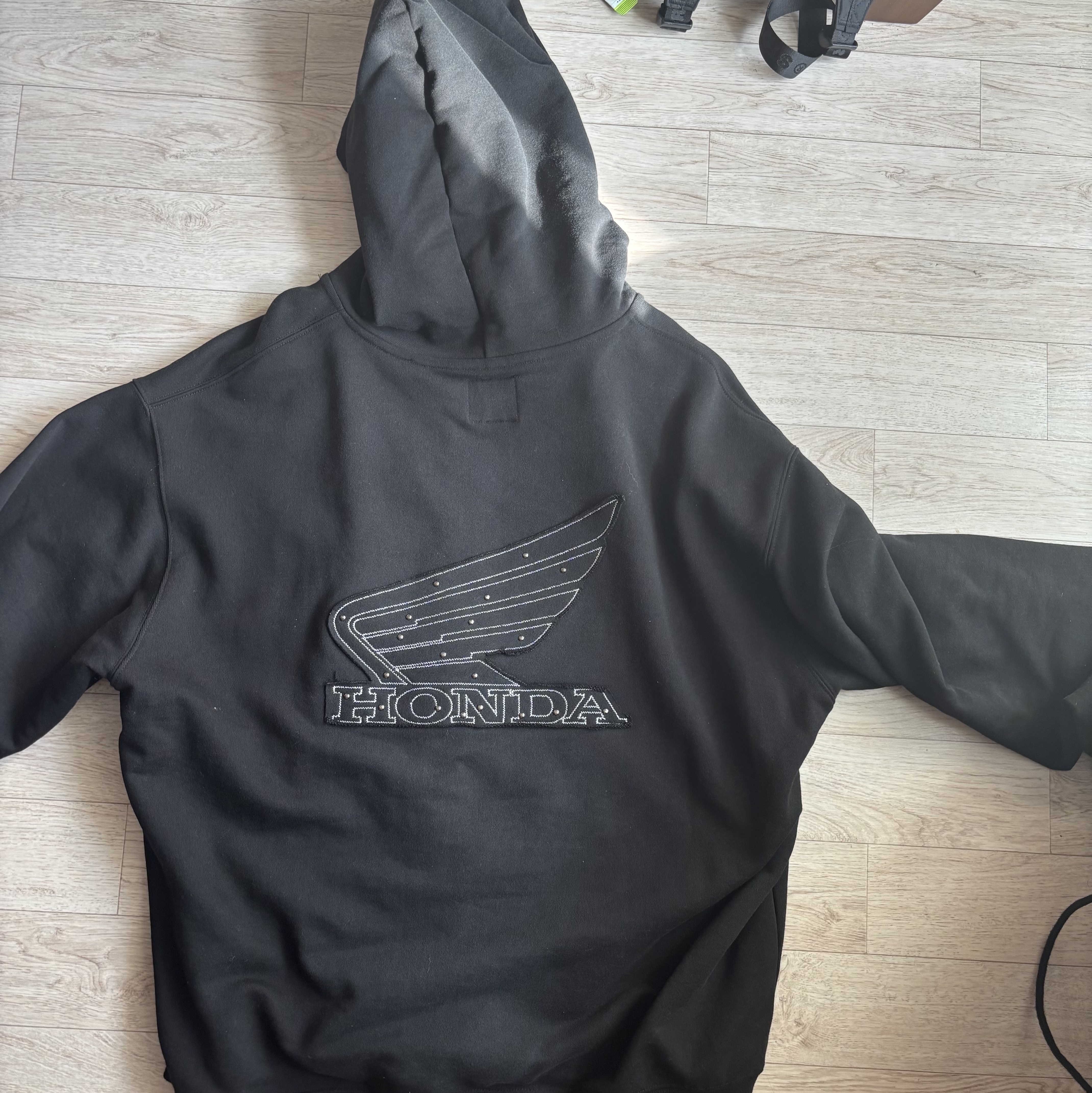Honda Stud Wing Washing Hoodie Zip-up_Black 착용 스타일 - 2