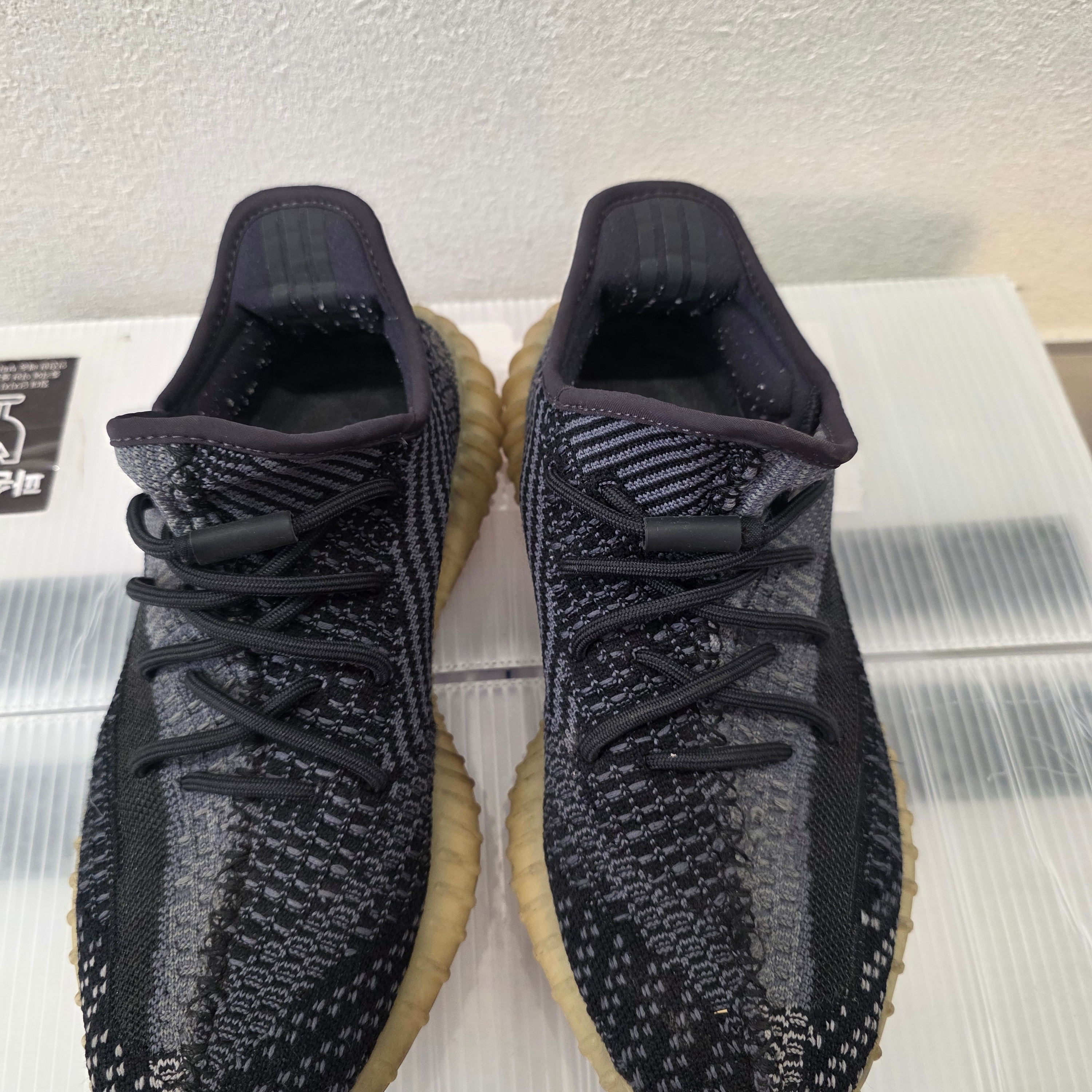 Adidas Yeezy Boost 350 V2 Carbon 착용 스타일