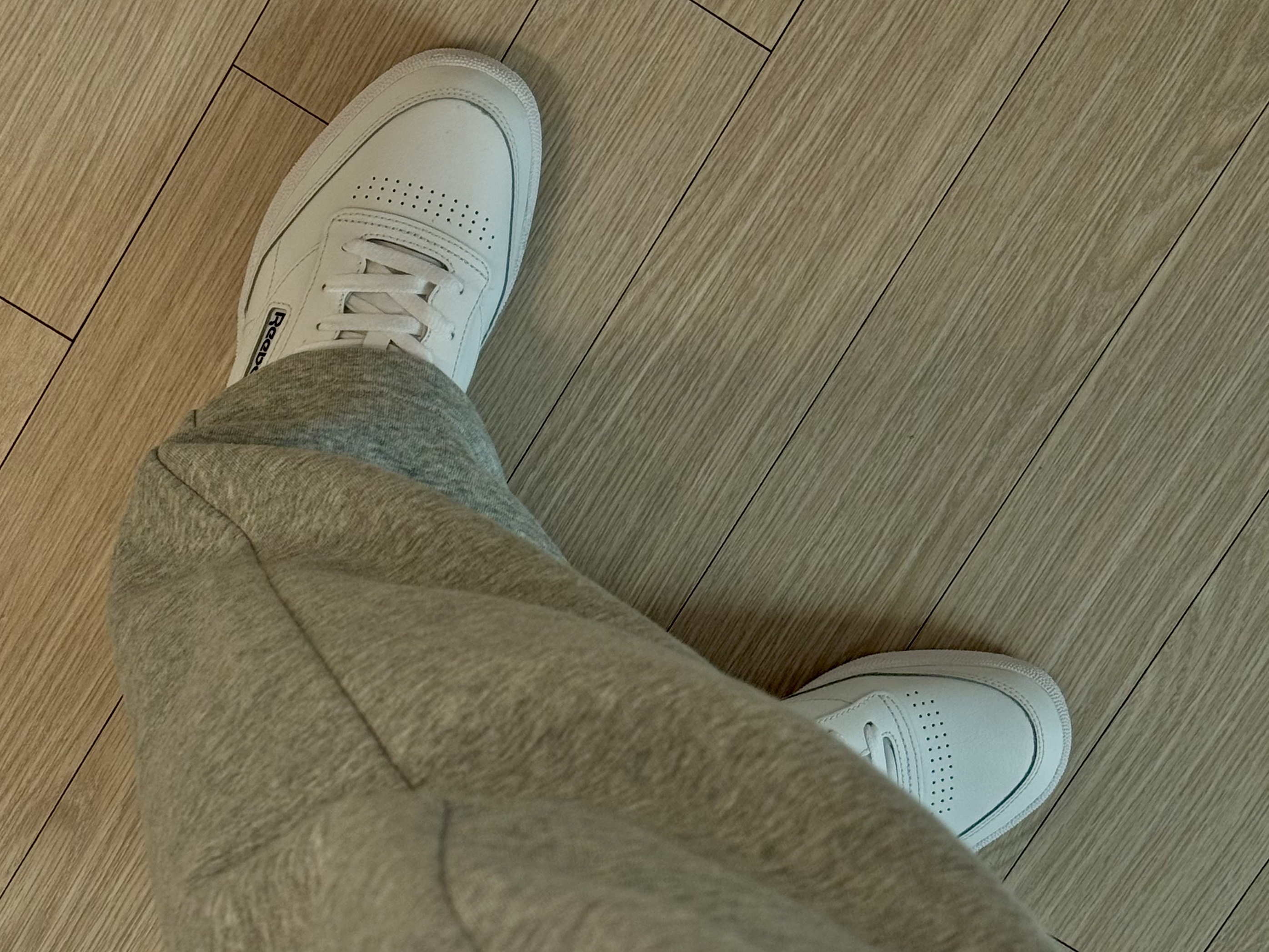 Reebok Club C 85 White, (W) Alo Yoga Accolade Straight Leg Sweatpants Athletic Heather Grey 착용 스타일 - 7