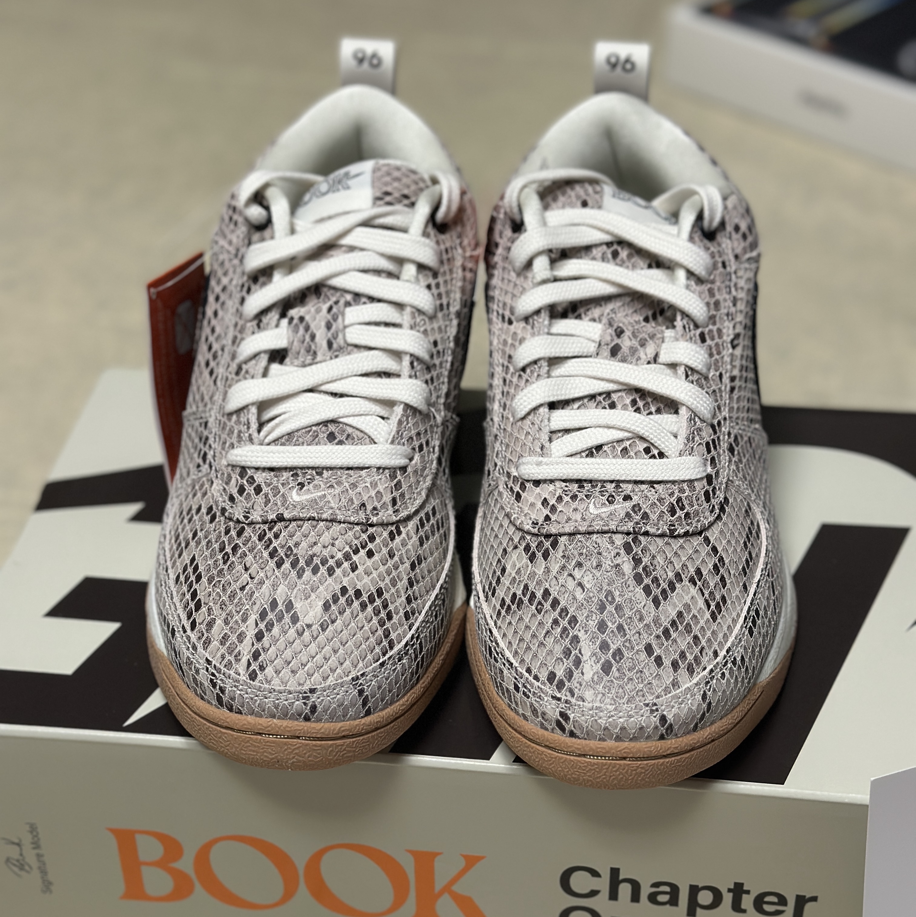Nike Book 1 EP Leather Light Orewood Brown Black 착용 스타일 - 3