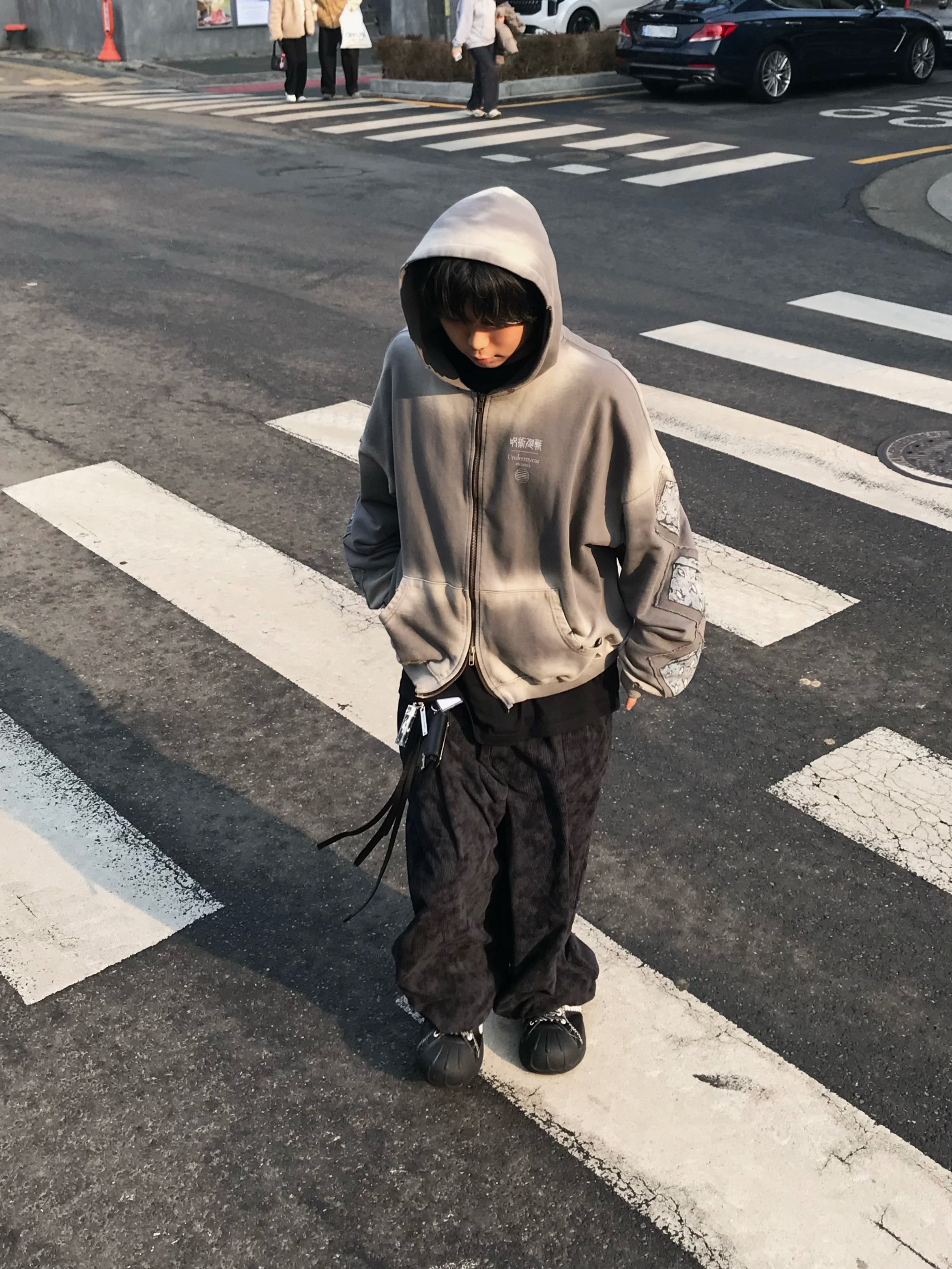 JUJUTSU KAISEN Undermycar Prison Realm Patch Vtg Zipped Hoodie Charcoal 착용 스타일 - 1