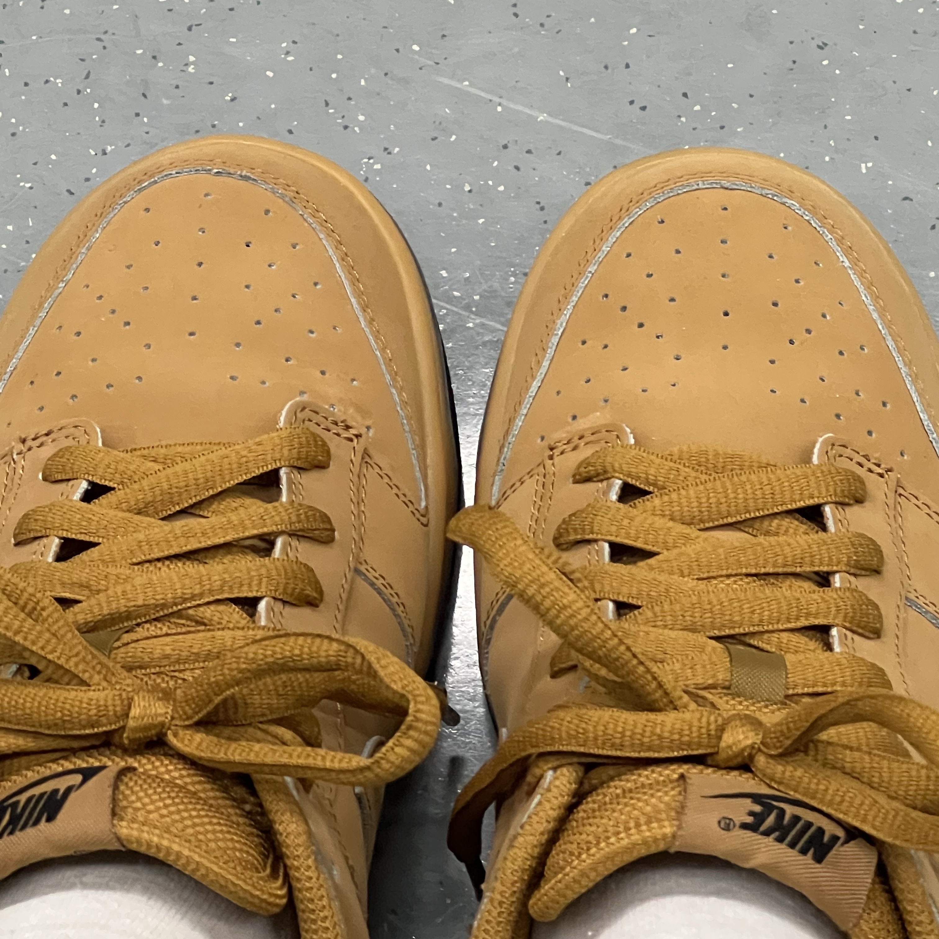 Nike Dunk Low Retro SE Wheat Gum Yellow 착용 스타일 - 2