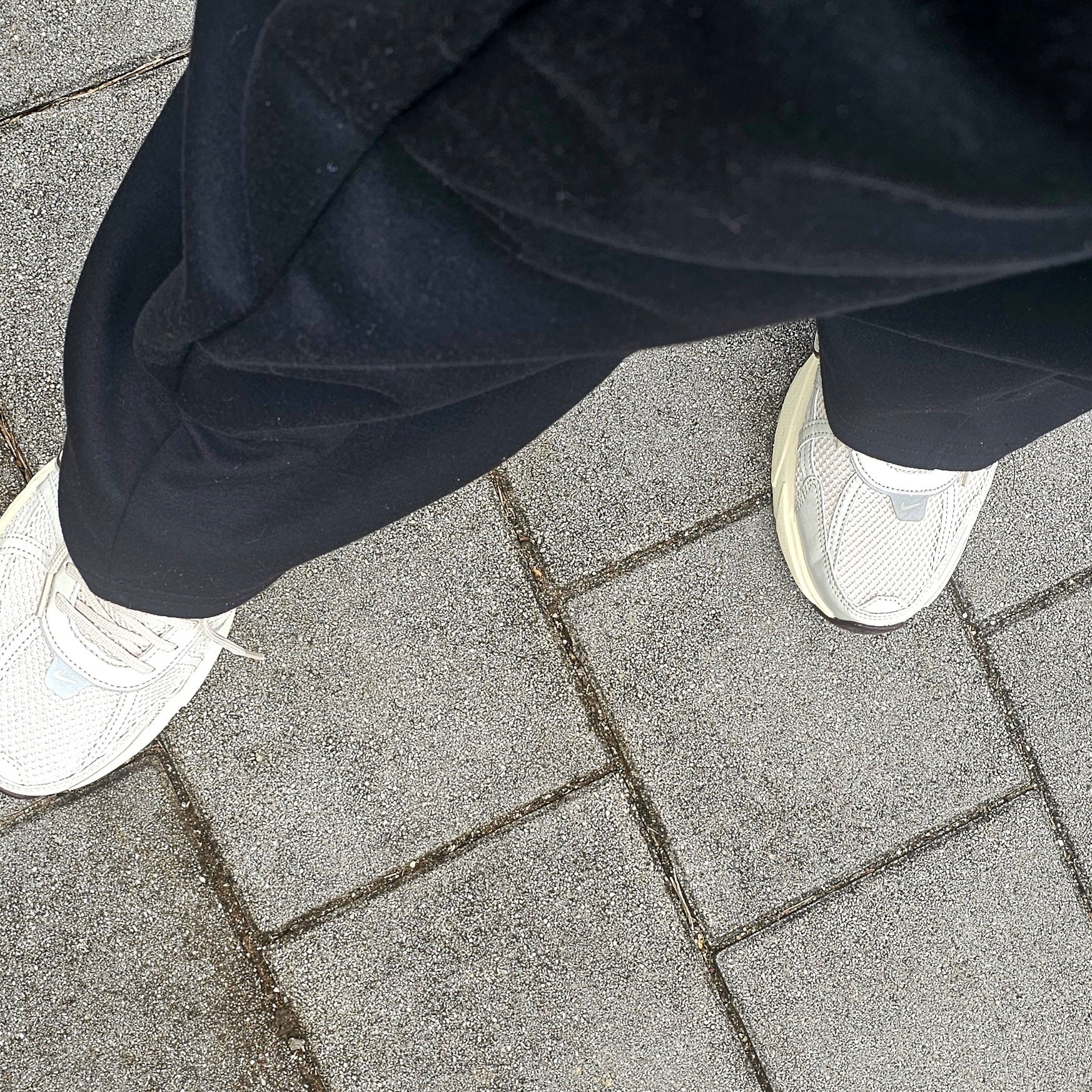 Nike V2K Run Light Orewood Brown Khaki 착용 스타일 - 1