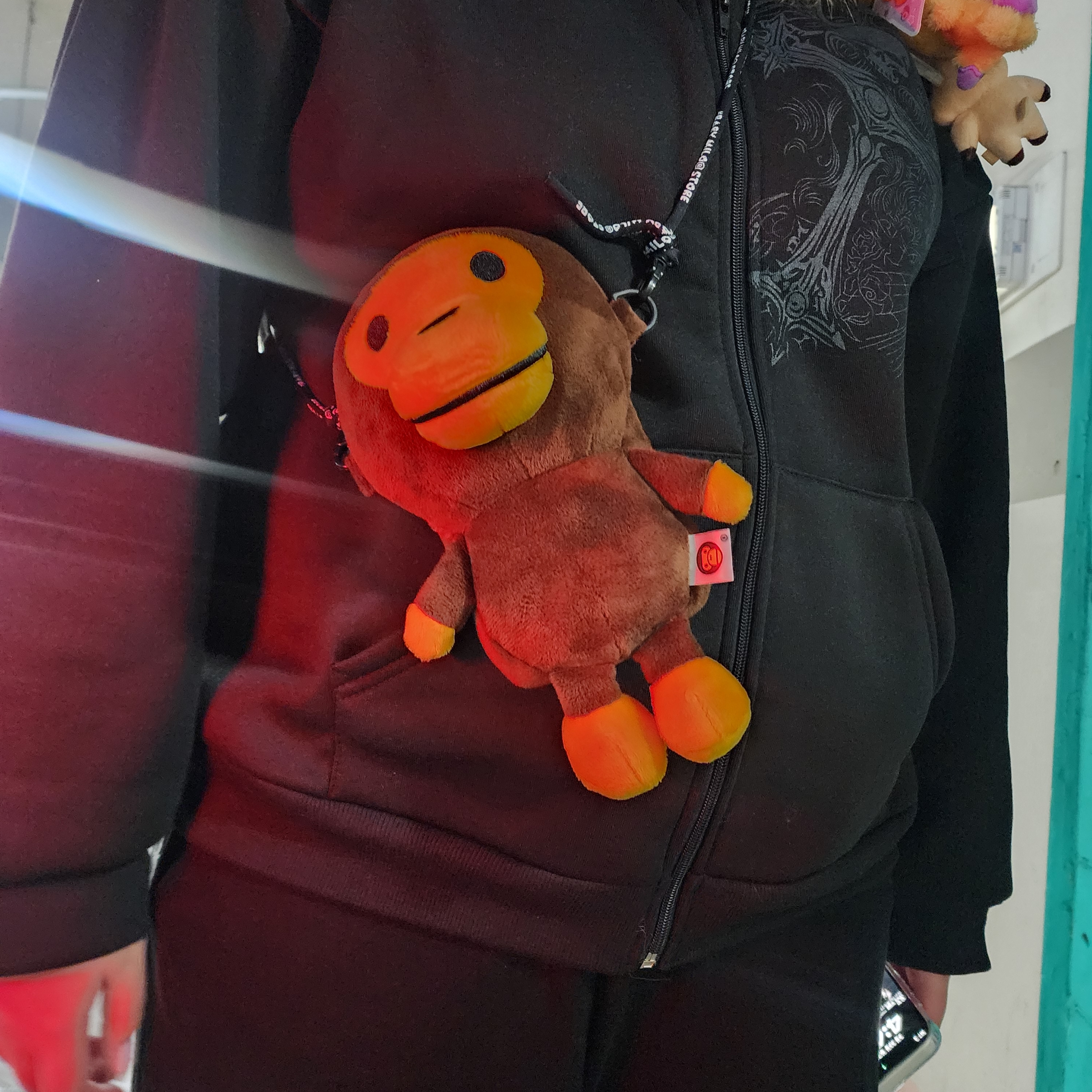 BAPE Baby Milo Mobile Bag Brown 착용 스타일 - 1