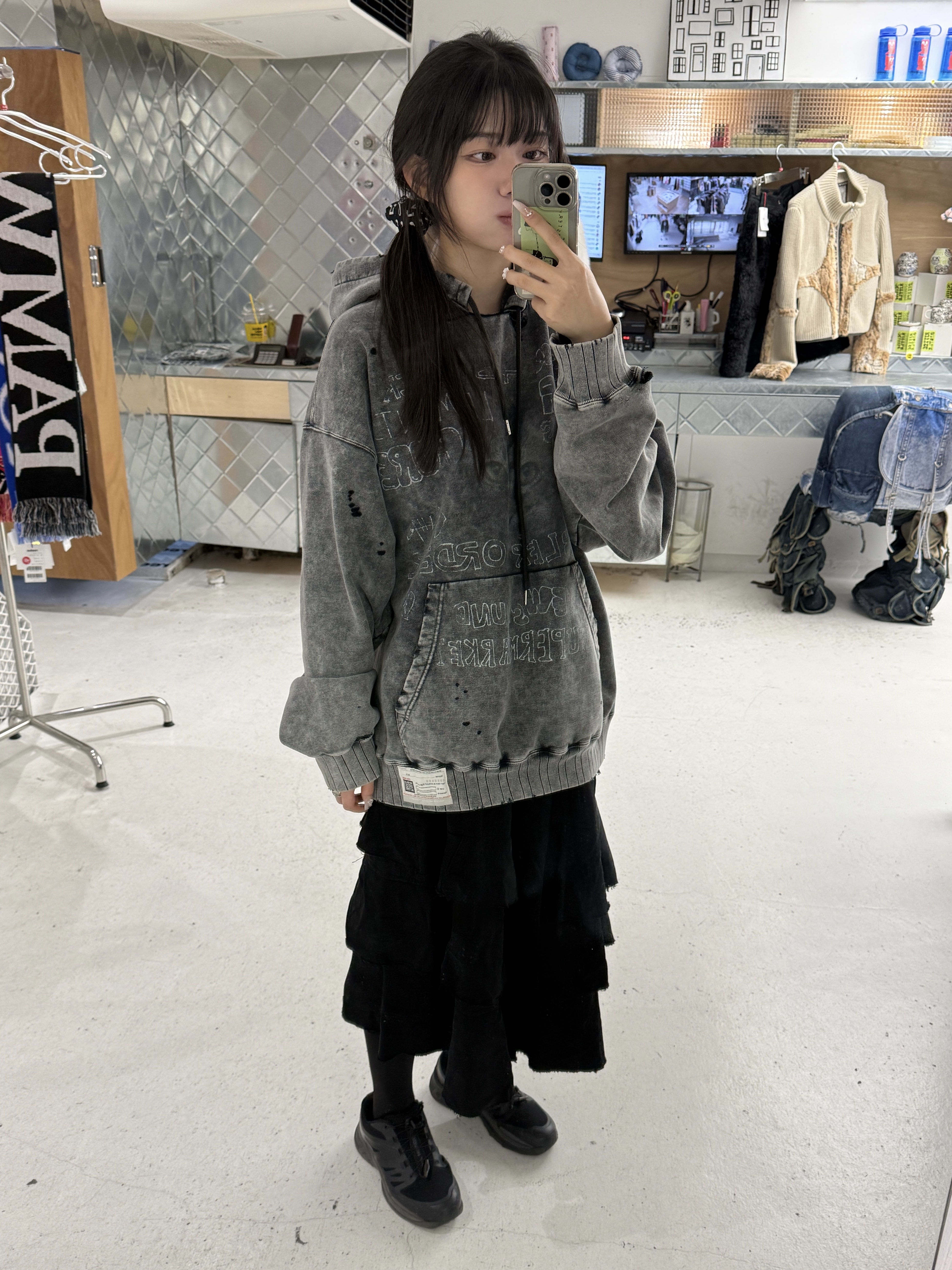(W) Maison Mihara Yasuhiro Cat Printed Embellished Distressed Hoodie White, Salomon XT-Wings 2 ADV Black 착용 스타일 - 1