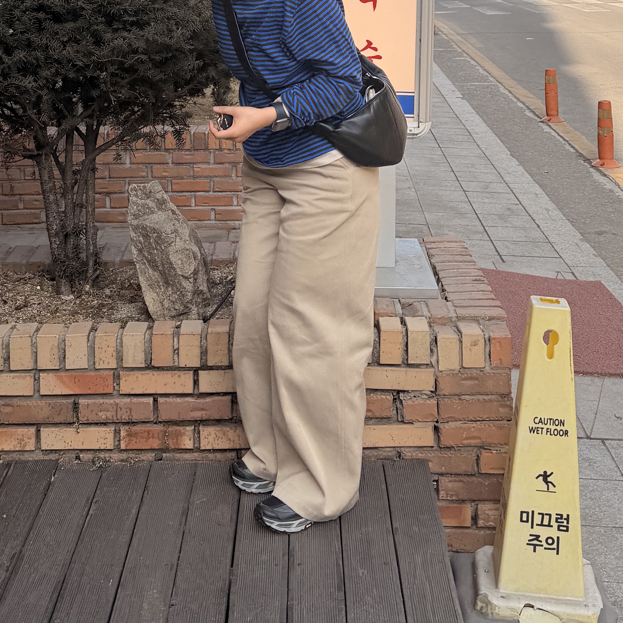 Hoka Mafate Speed 2 Black Castlerock, Lemaire Small Croissant Bag Soft Nappa Leather Black 착용 스타일