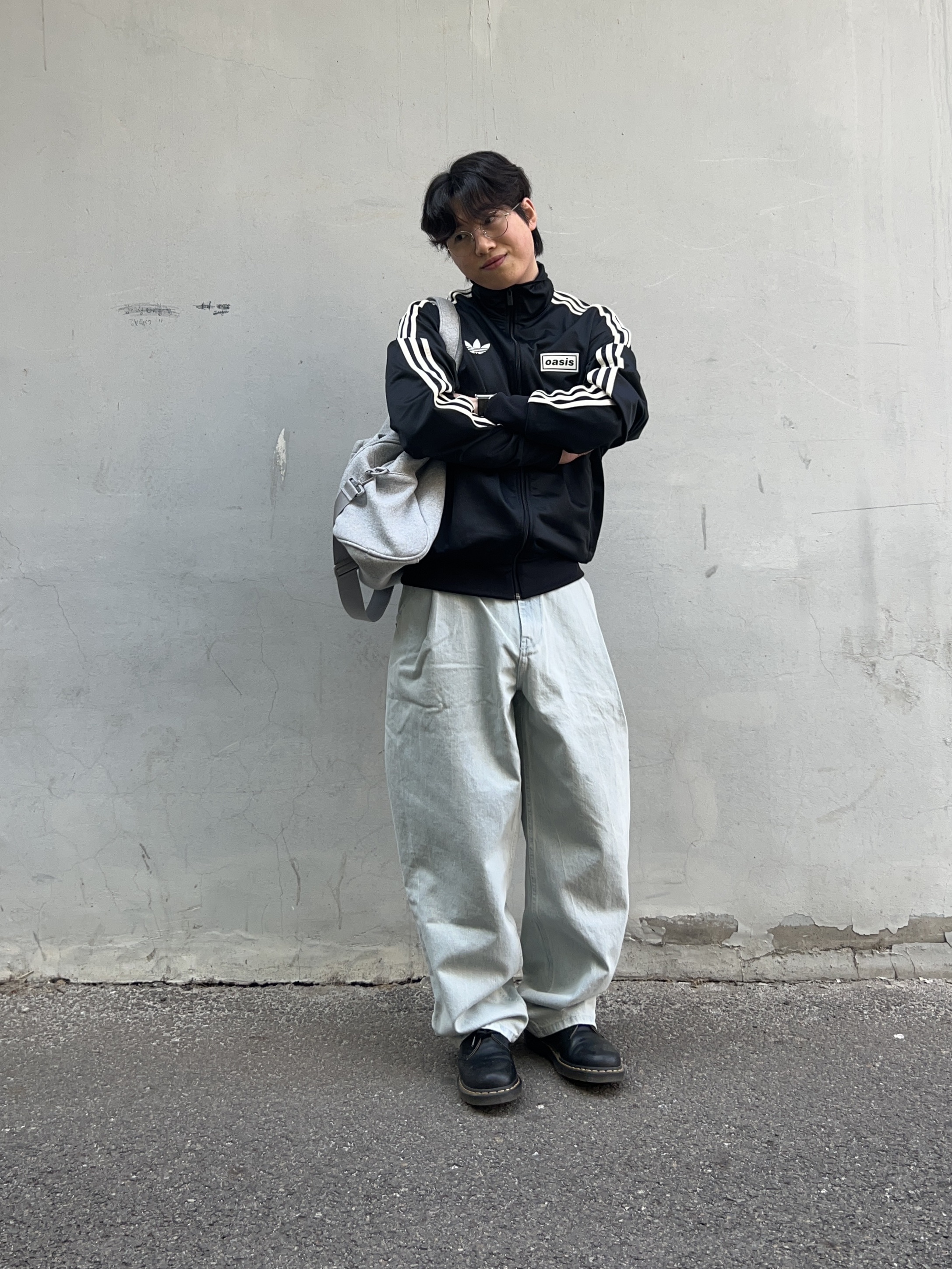 Adidas x Oasis Tour Firebird Track Top Black - KR Sizing, Champion x Rawrow String Boston Bag Grey 착용 스타일 - 4