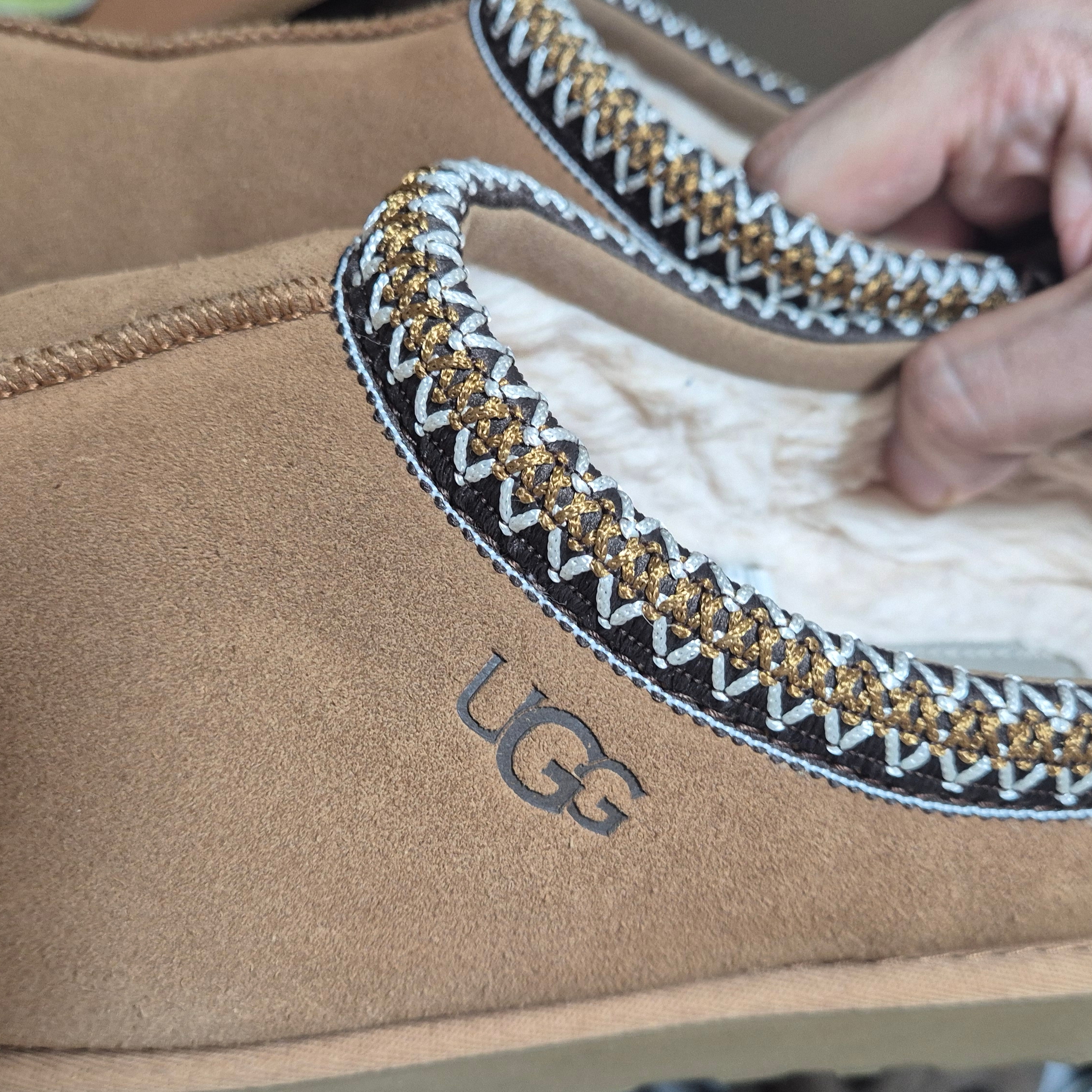 UGG Tasman Slipper Chestnut 착용 스타일