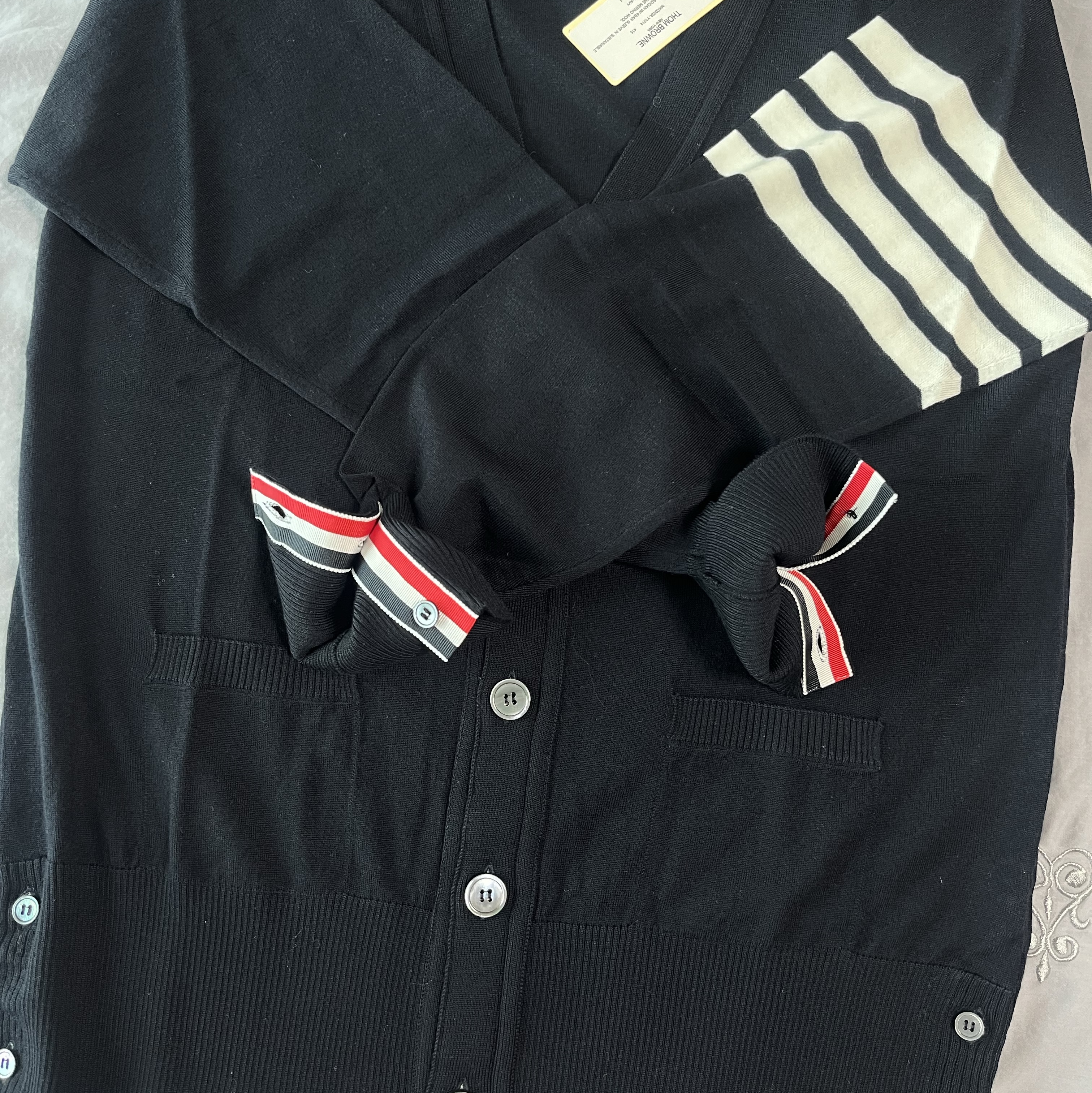Thom Browne Sustainable Fine Merino Wool 4-Bar Classic Cardigan Navy 착용 스타일 - 1