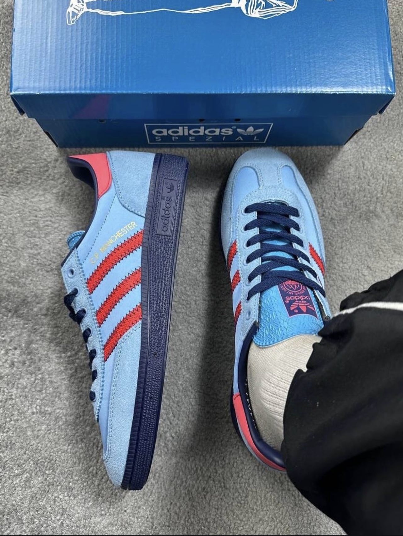 Adidas x C.P. Company Manchester Spezial Light Blue Bright Red 착용 스타일 - 1