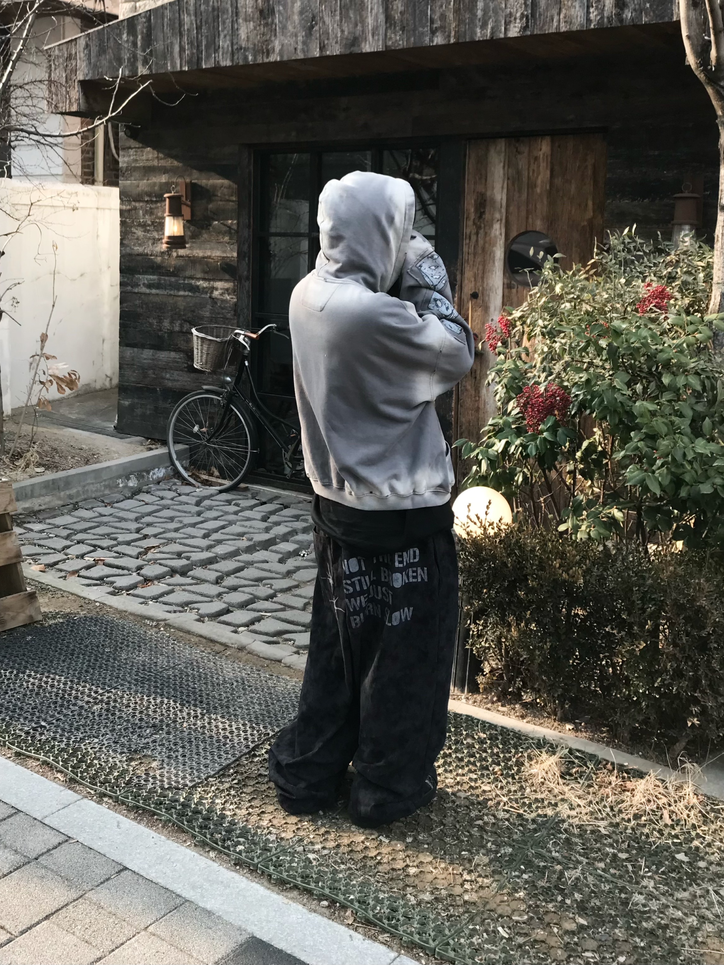 JUJUTSU KAISEN Undermycar Prison Realm Patch Vtg Zipped Hoodie Charcoal 착용 스타일 - 7