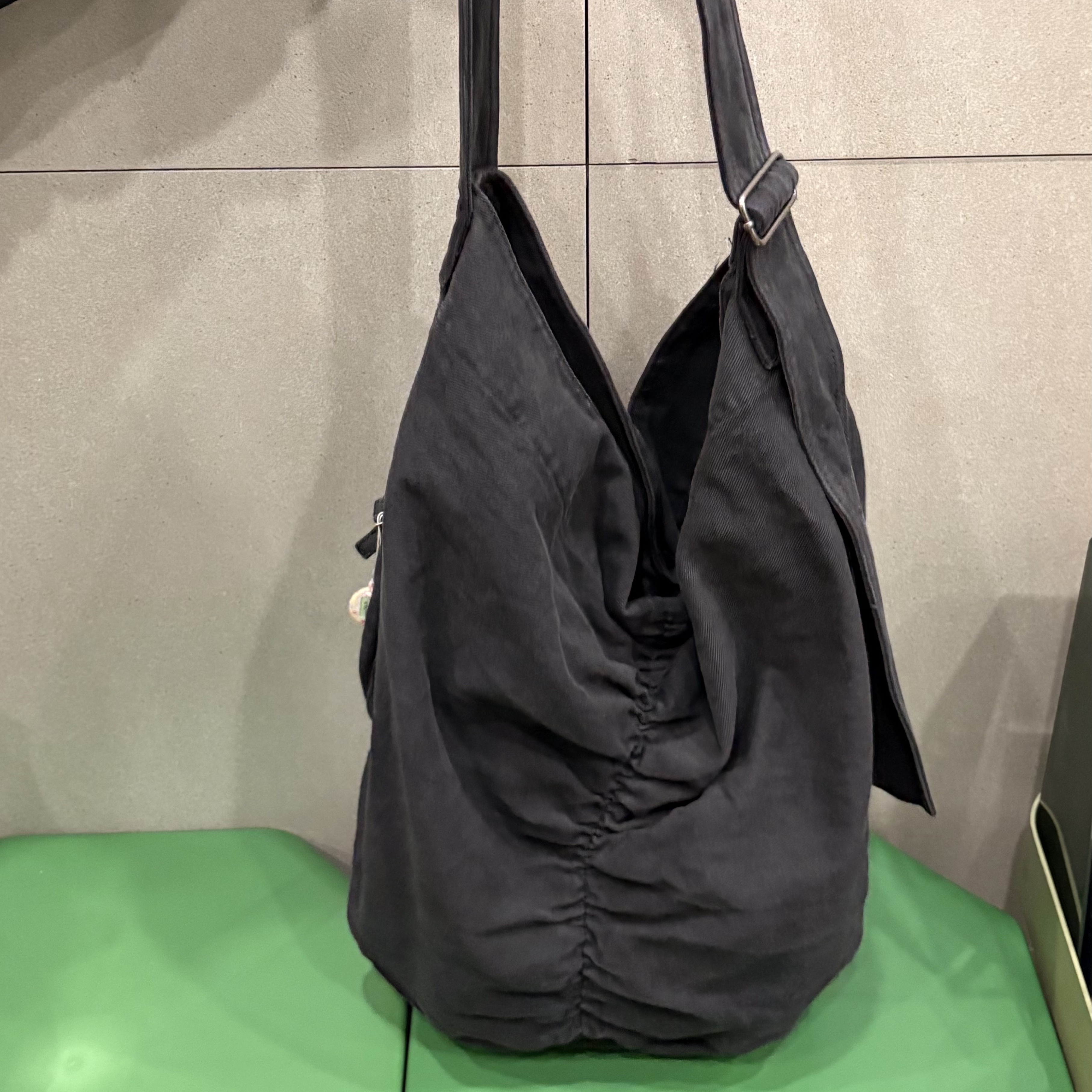 Millo Archive Denim Low Shirring Bag Fade Black 착용 스타일 - 2