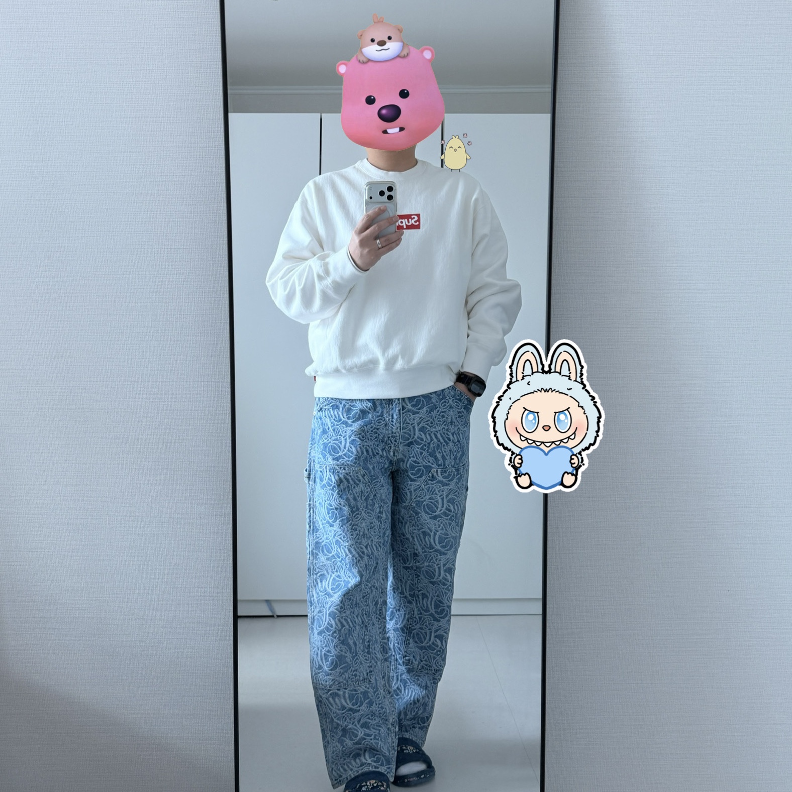 Supreme Washed Box Logo Crewneck White - 25SS, Supreme Script Jacquard Double Knee Denim Painter Pants Washed Blue - 22FW 착용 스타일 - 1