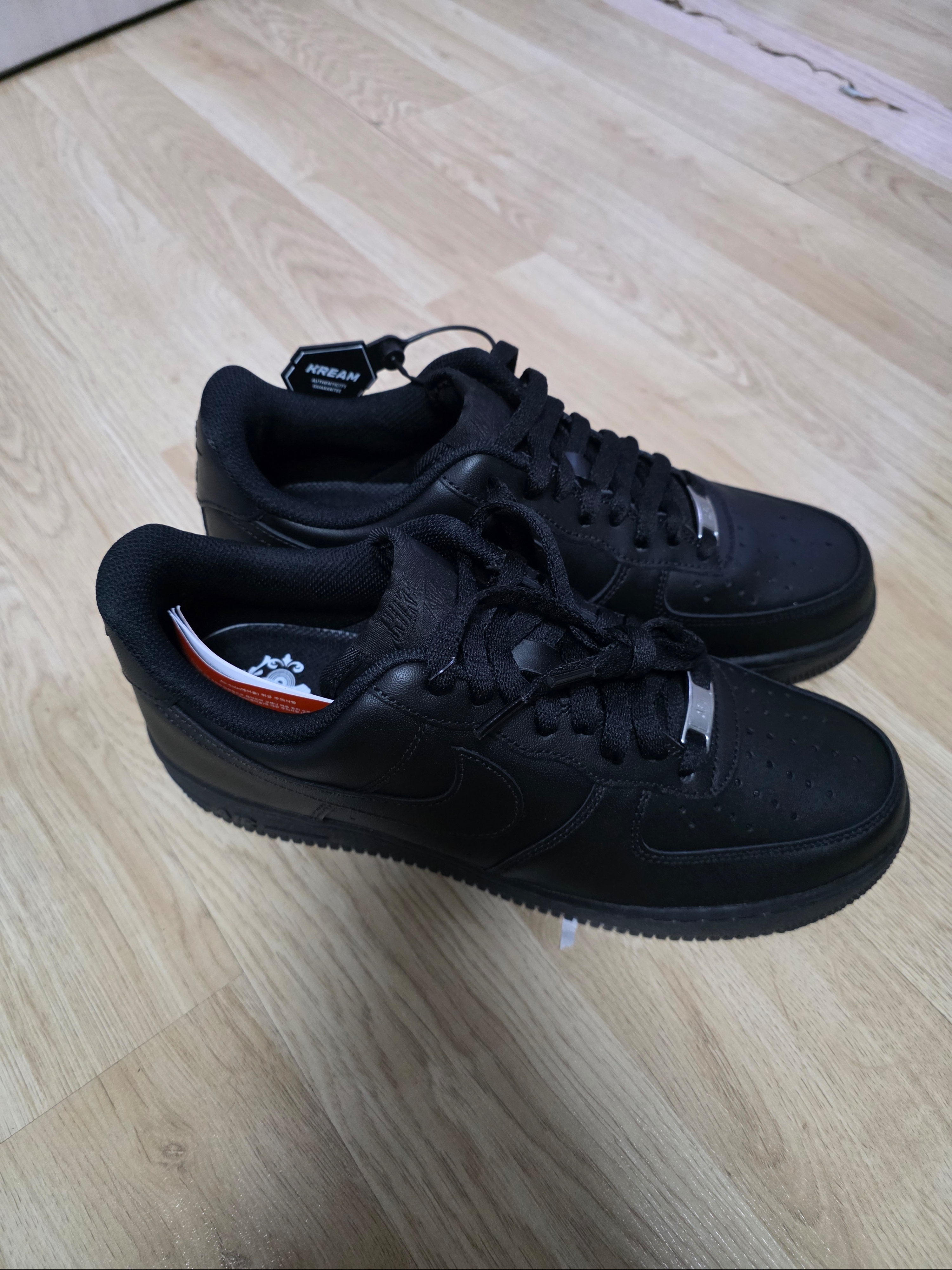 Nike Air Force 1 '07 Low Triple Black 착용 스타일 - 2