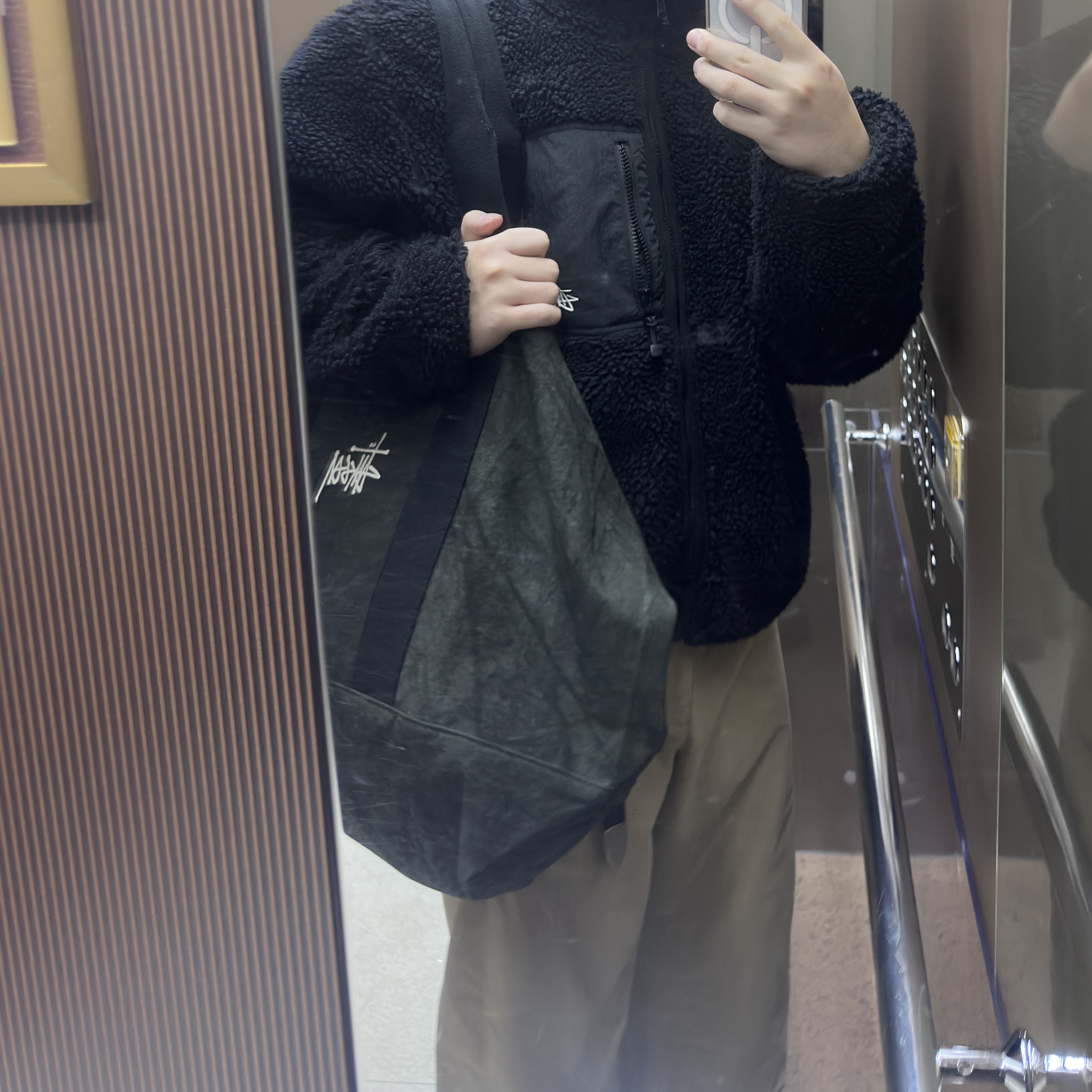 Stussy Sherpa Reversible Jacket Black, Stussy Canvas Extra Large Tote Bag Washed Black 착용 스타일 - 2