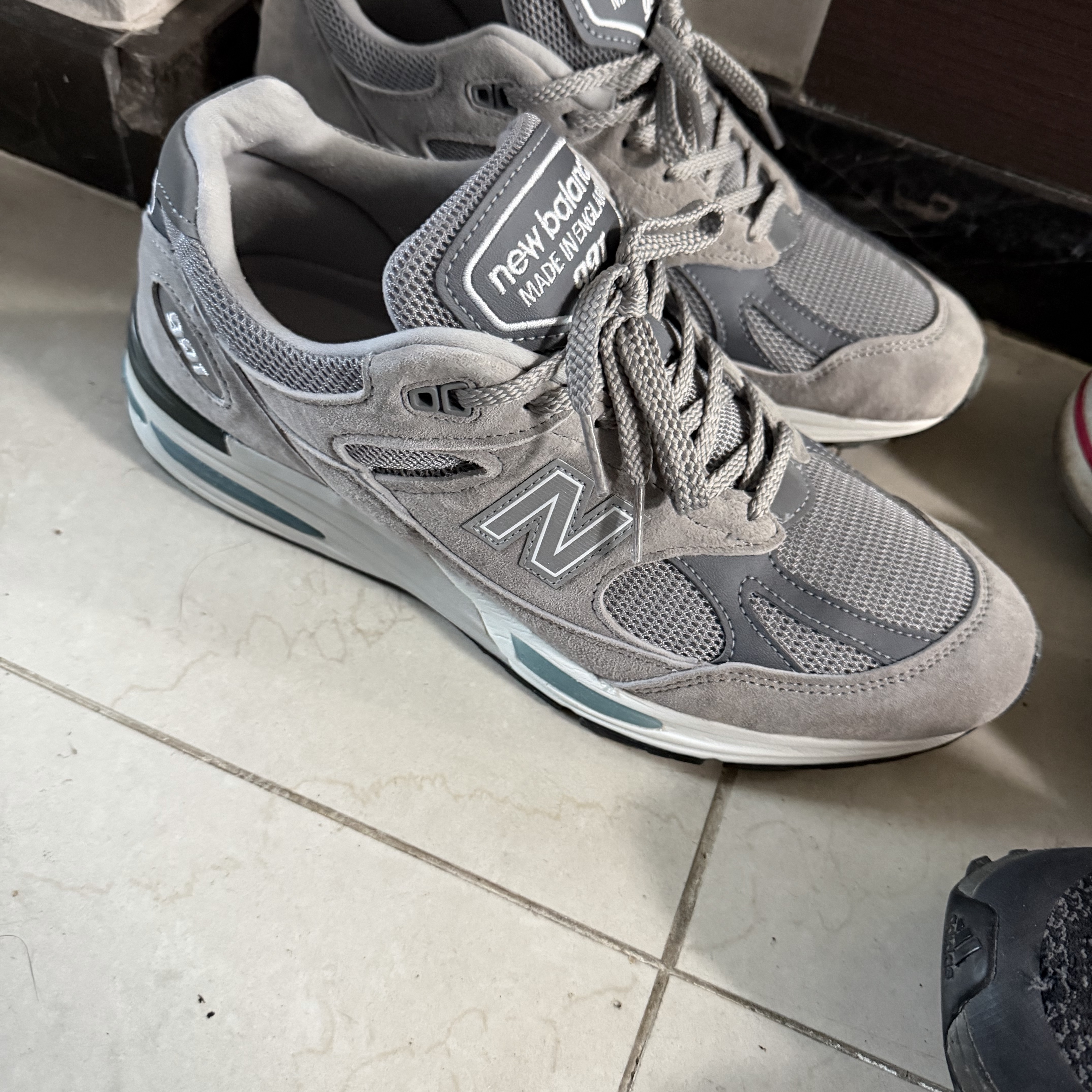 New Balance 991v2 Made in UK Rock Ridge Alloy Silver 착용 스타일