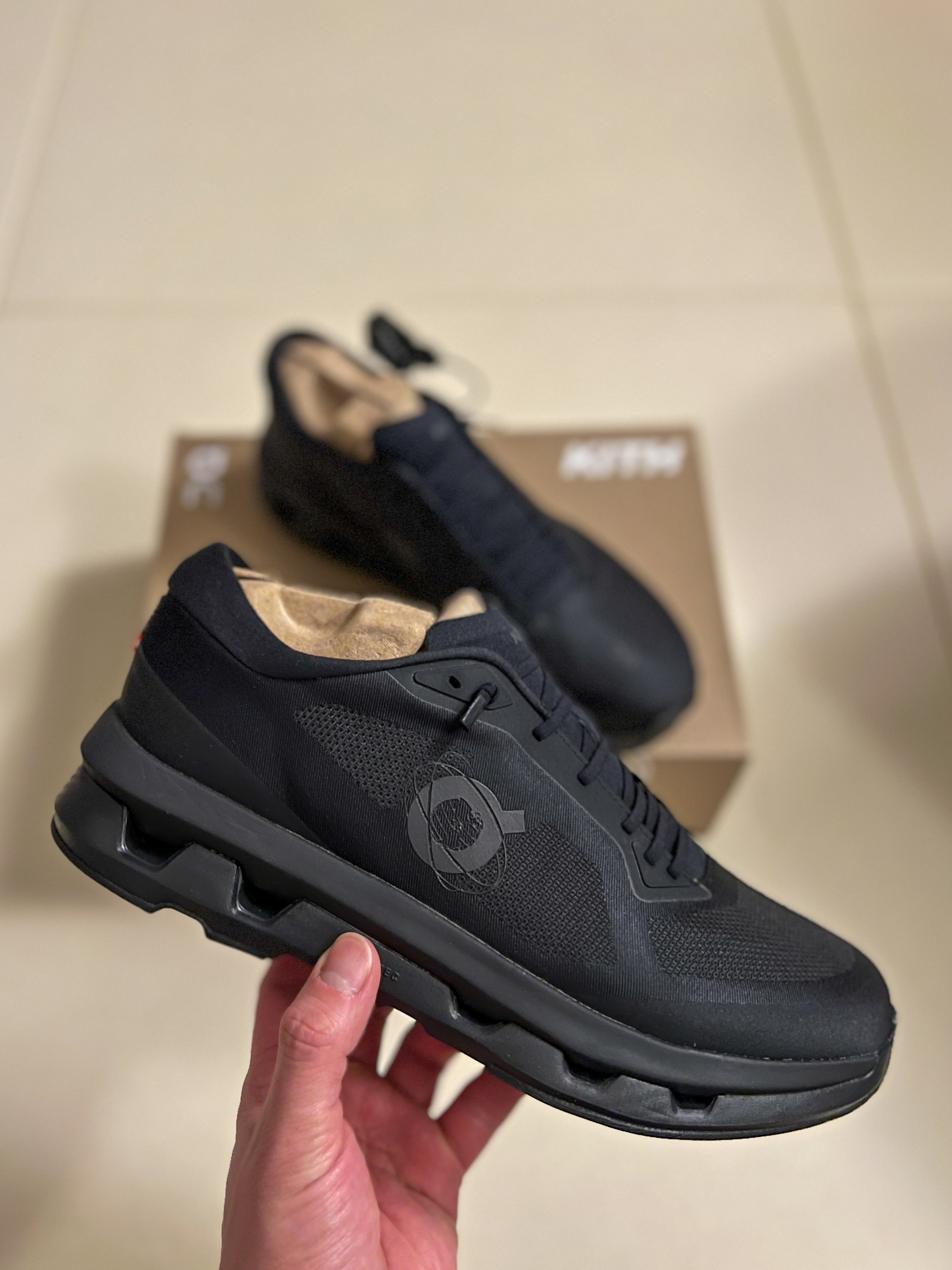 On Running x Kith Cloudzone Black, On Running Cloudtilt Eclipse Black 착용 스타일 - 1