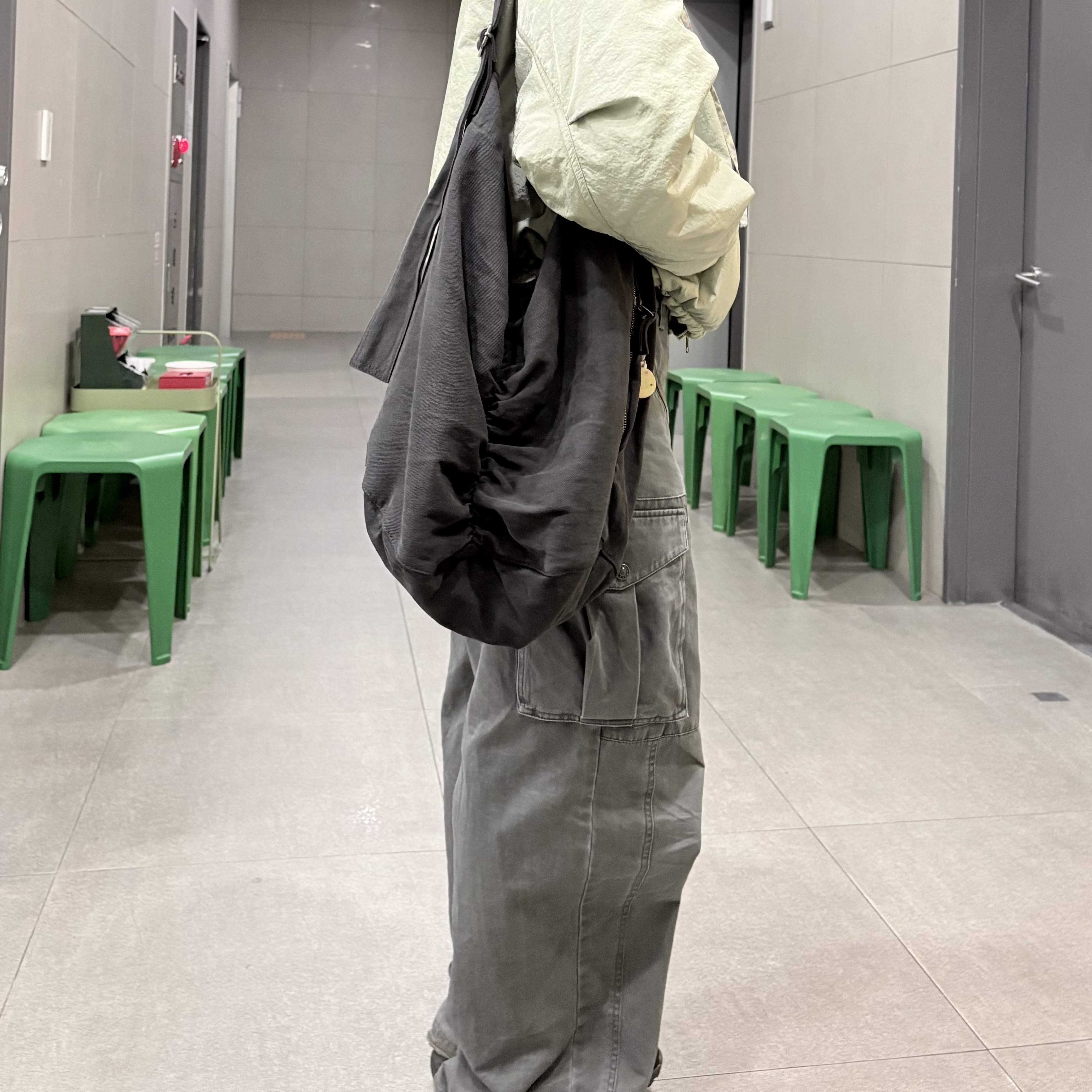 Millo Archive Denim Low Shirring Bag Fade Black 착용 스타일 - 1