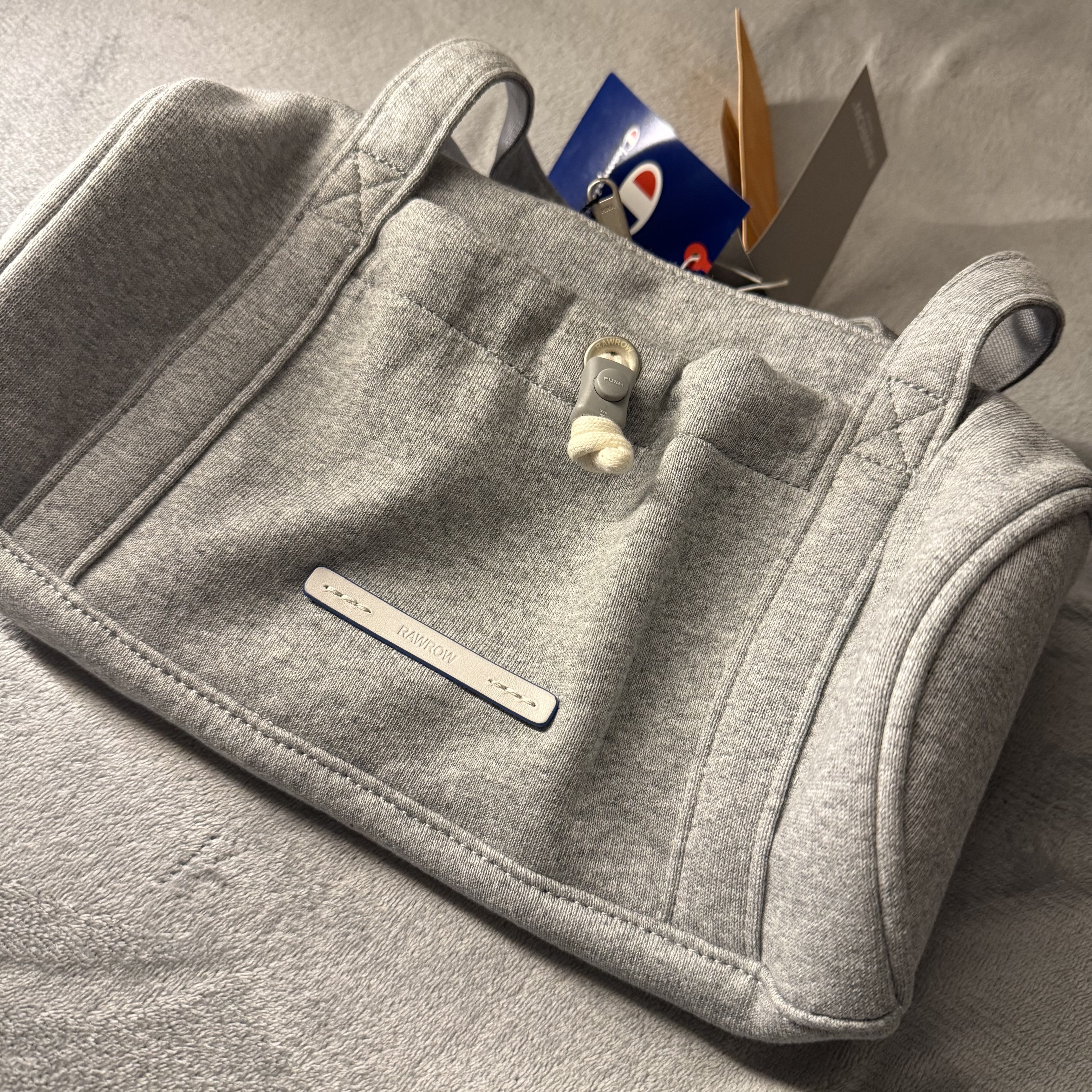 Champion x Rawrow Mini Tote Bag Grey 착용 스타일 - 1