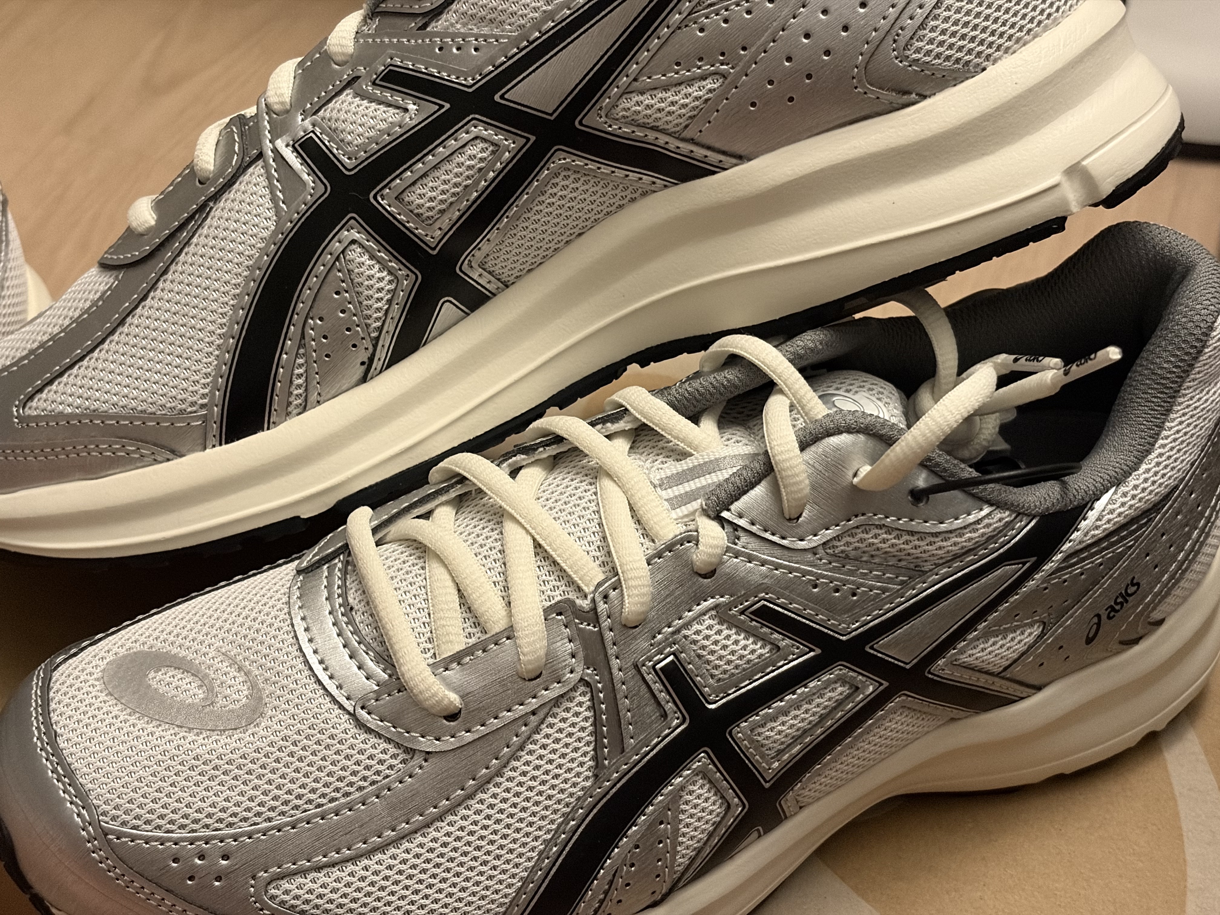 Asics Jog 100 S White Black - 2E Wide 착용 스타일 - 1