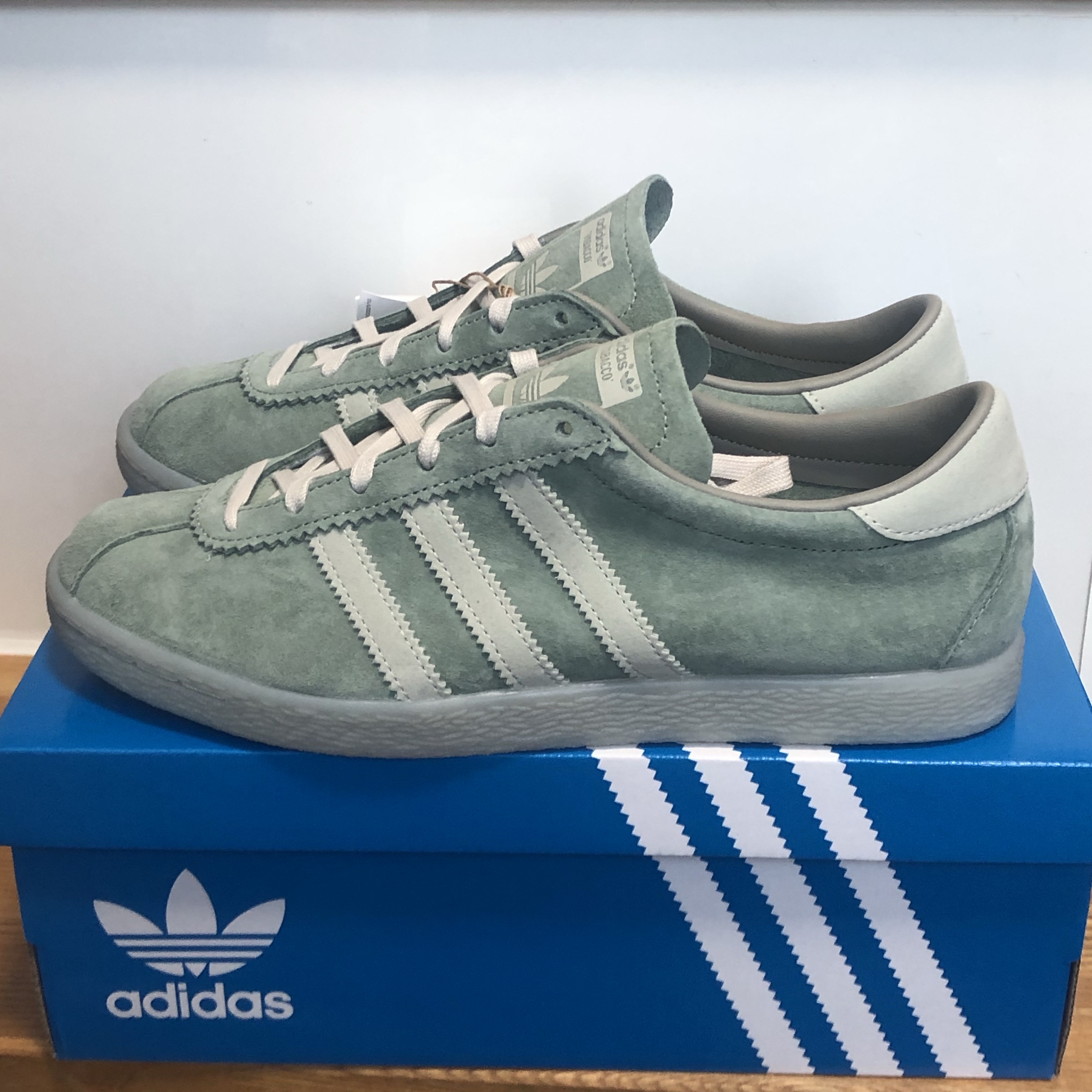 Adidas Tobacco Silver Green Pantone 착용 스타일
