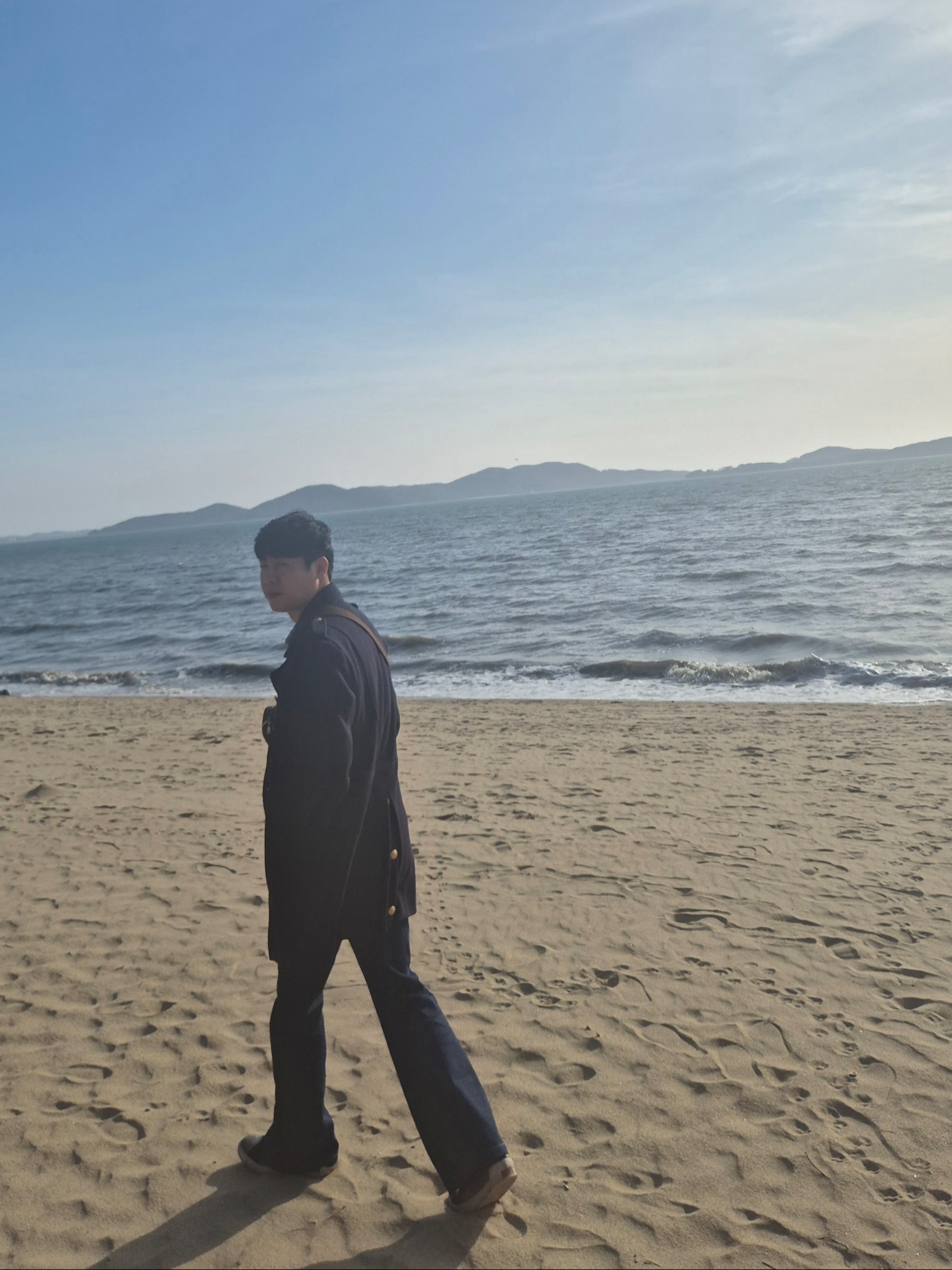 AMI Flared Fit Jeans Indigo, Balmain Double-Breasted Wool Pea Coat Black 착용 스타일 - 3