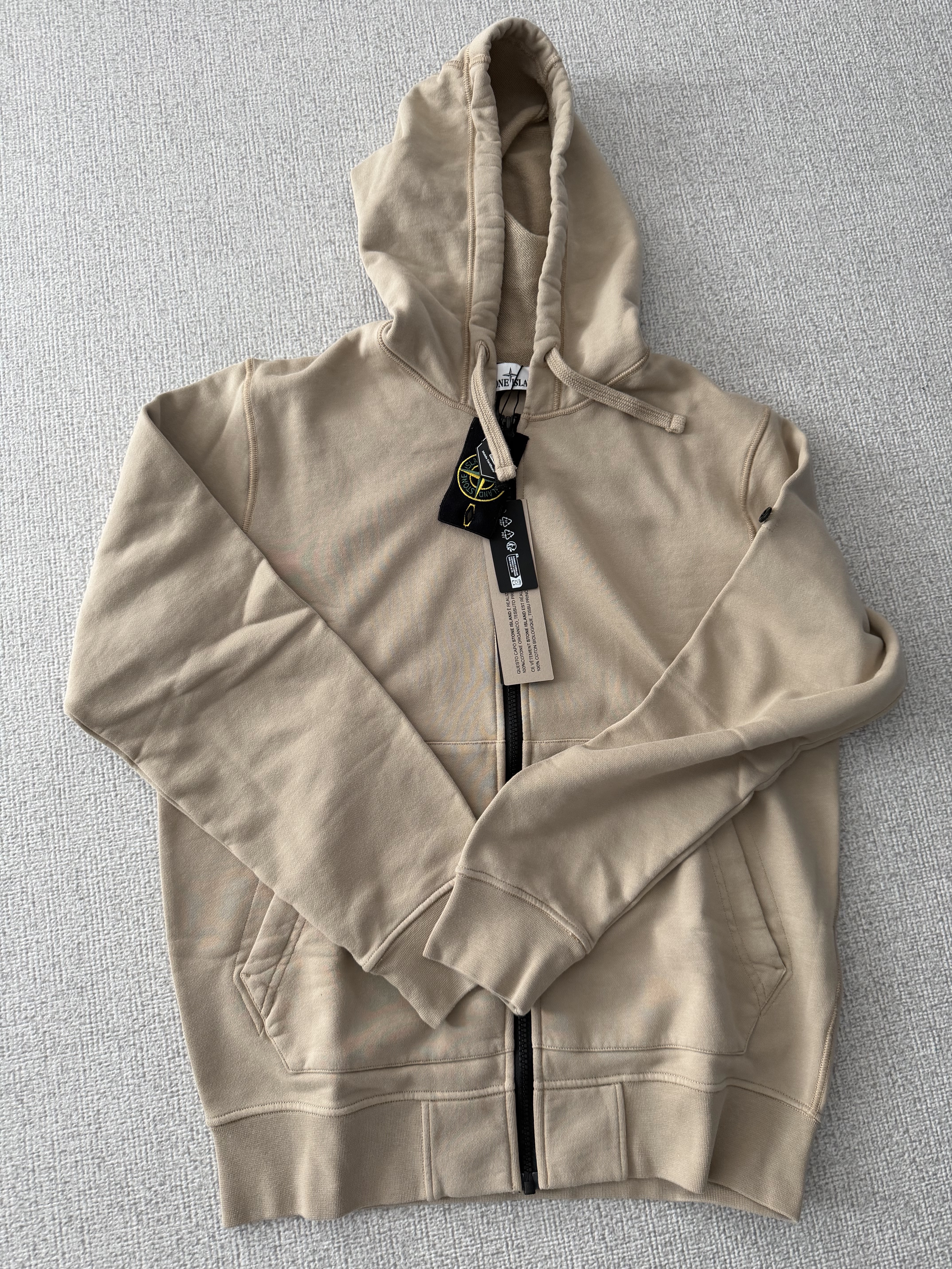 Stone Island 6100042 Organic Cotton Fleece Hooded Sweatshirt with Drawstring Hood and Zipper Desert - 25SS 착용 스타일