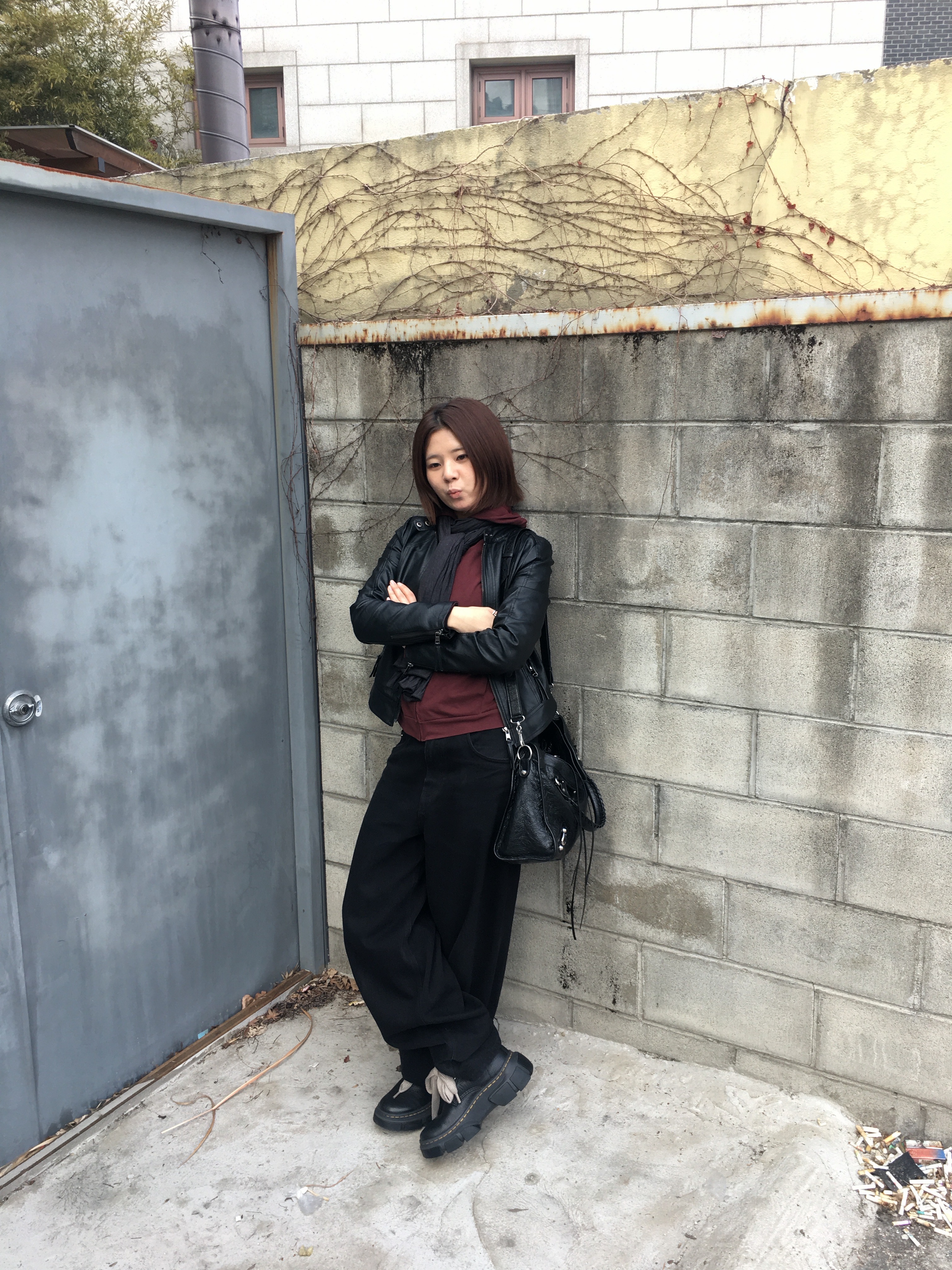 Balenciaga Le City Medium Bag Black Silver, Dr. Martens x Rick Owens 1460 DMXL Jumbo Lace Boots Black 착용 스타일 - 1