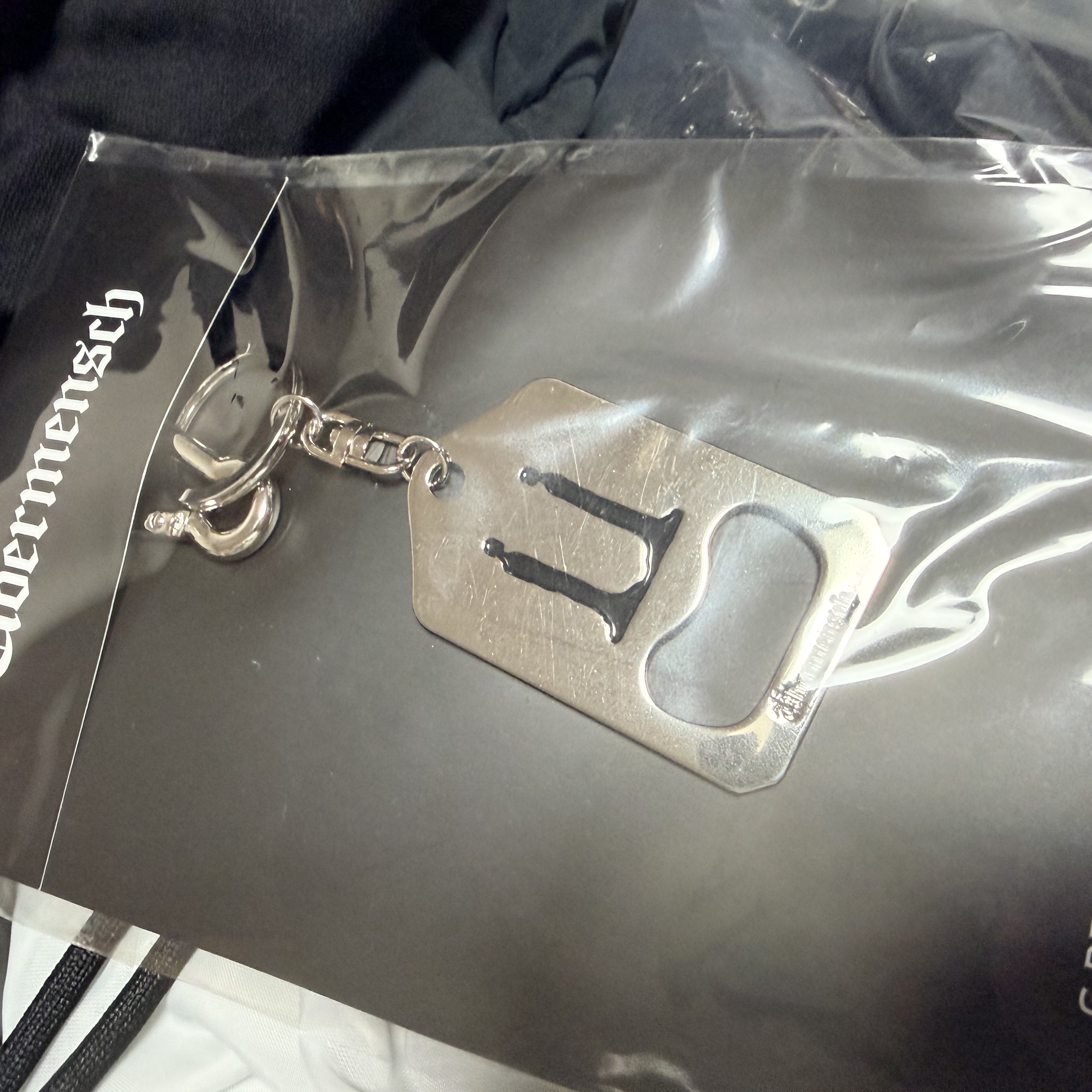 G-DRAGON Ubermensch Metal Keyring 착용 스타일