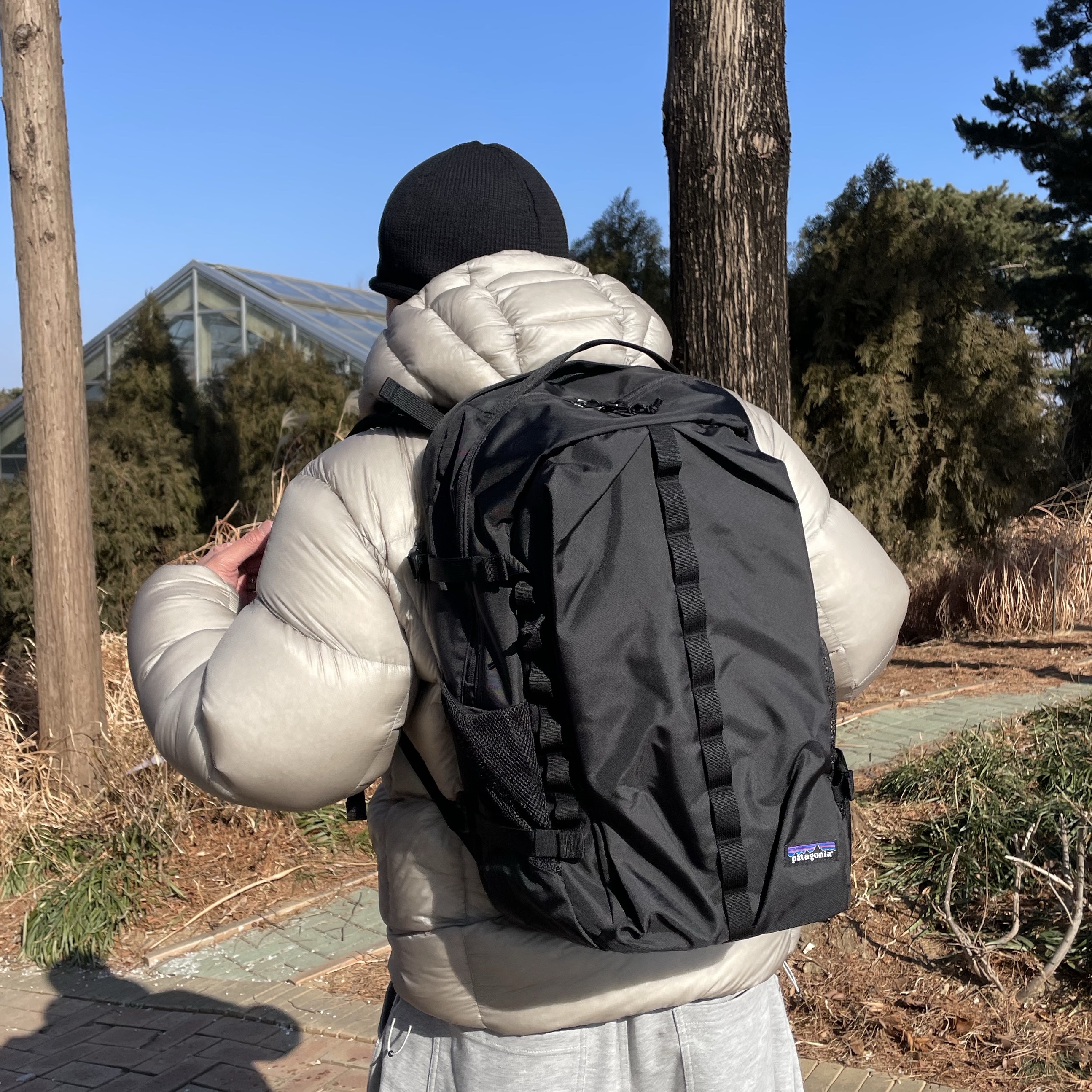 Patagonia Refugio Daypack 26L Black 착용 스타일 - 2