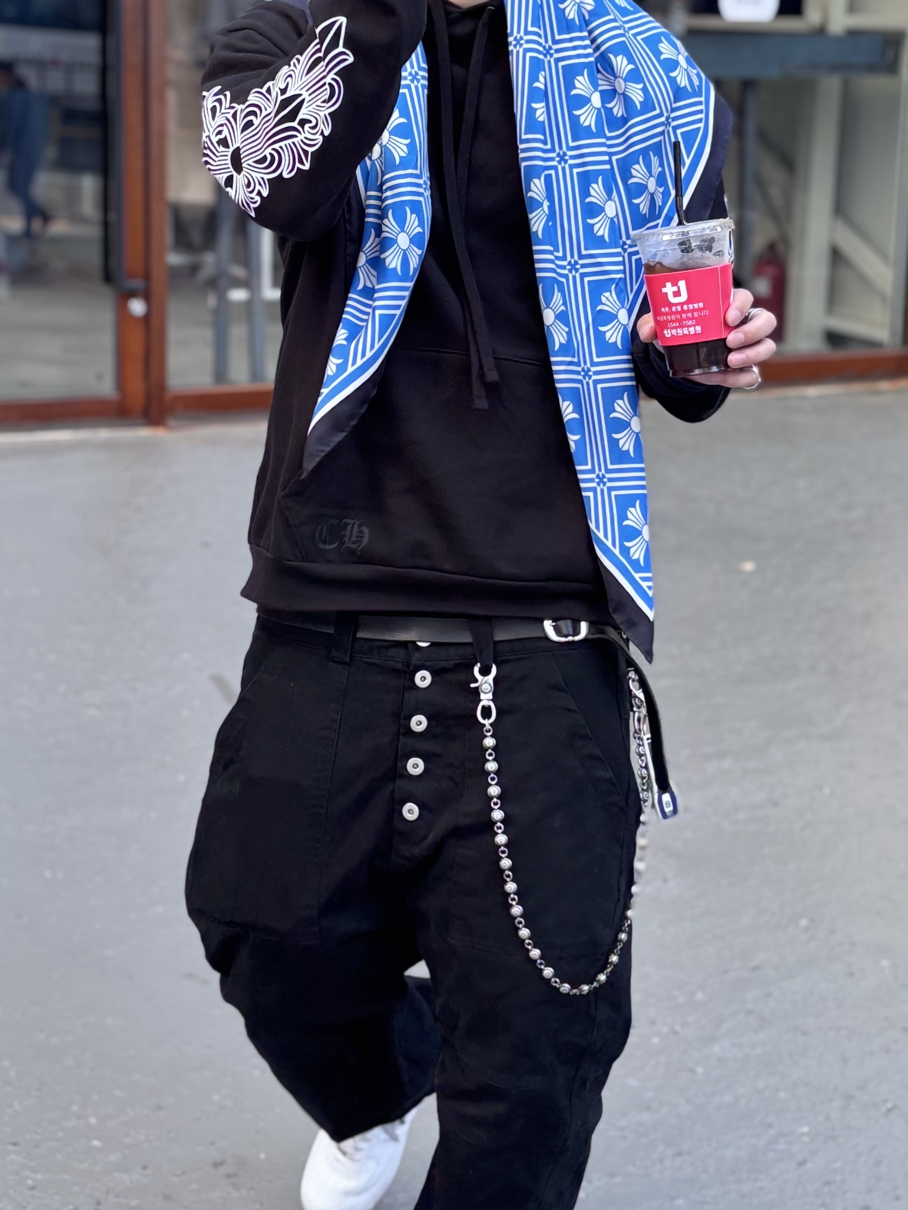 Chrome Hearts Silk Scarf Blue, Chrome Hearts Horseshoe Floral Hoodie Black 착용 스타일 - 3