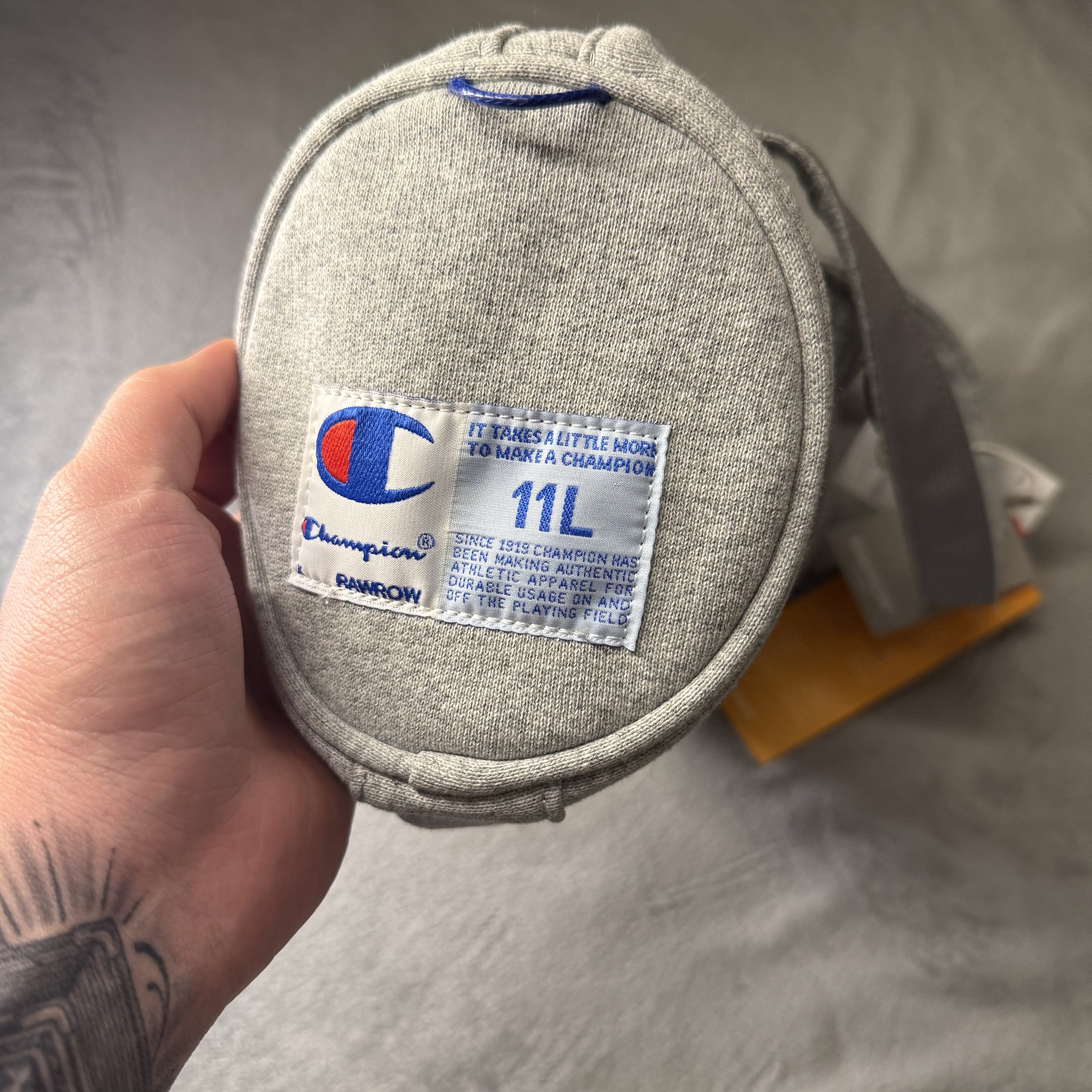 Champion x Rawrow Mini Tote Bag Grey 착용 스타일 - 4