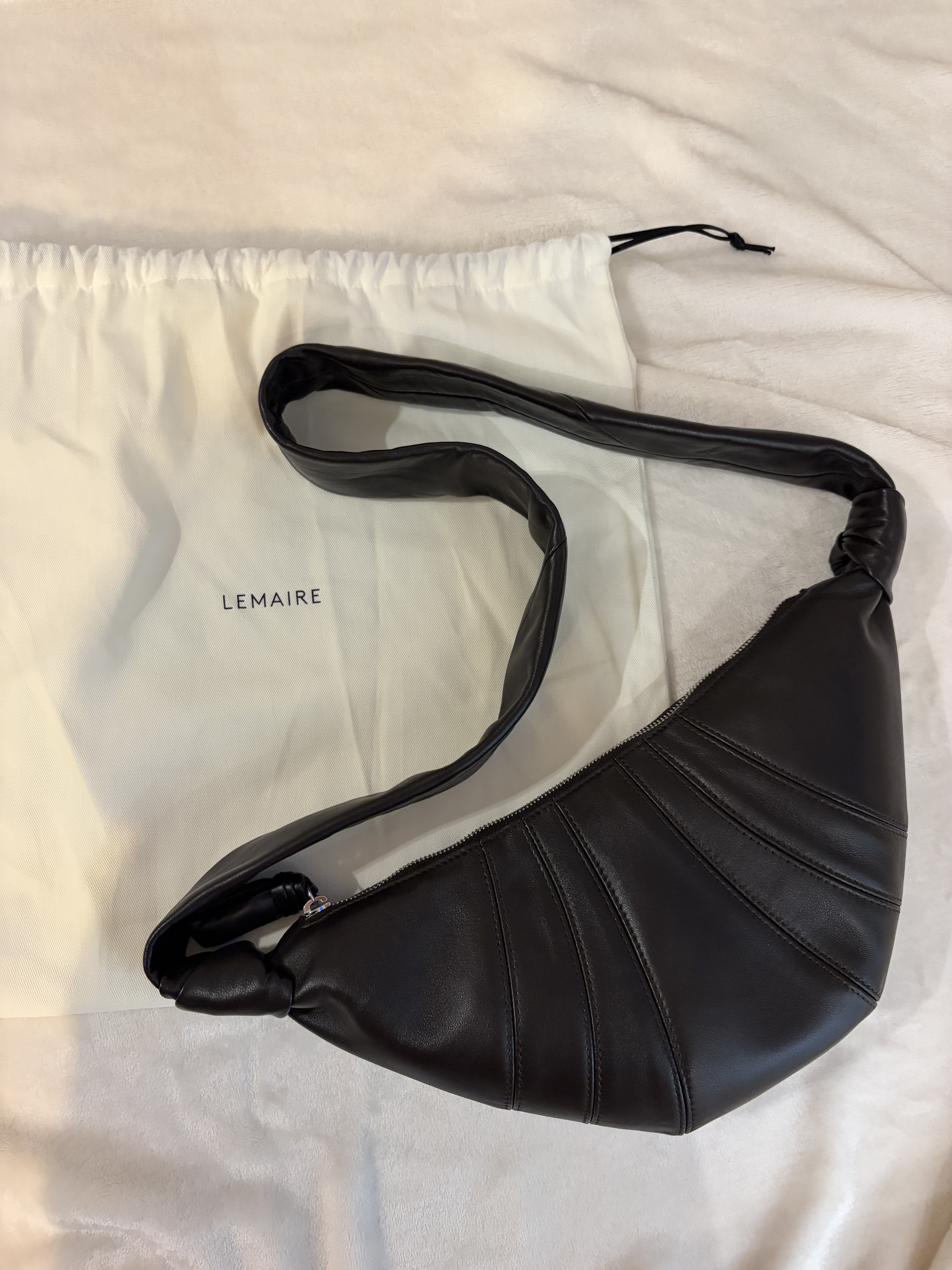 Lemaire Small Croissant Bag Soft Nappa Leather Dark Chocolate 착용 스타일 - 1