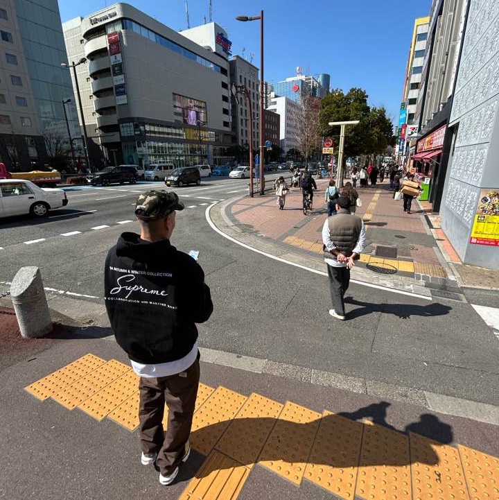 Supreme x Martine Rose Hooded Sweatshirt Black - 24FW, Nike Air Max Plus VII Varsity Maize White 착용 스타일 - 1