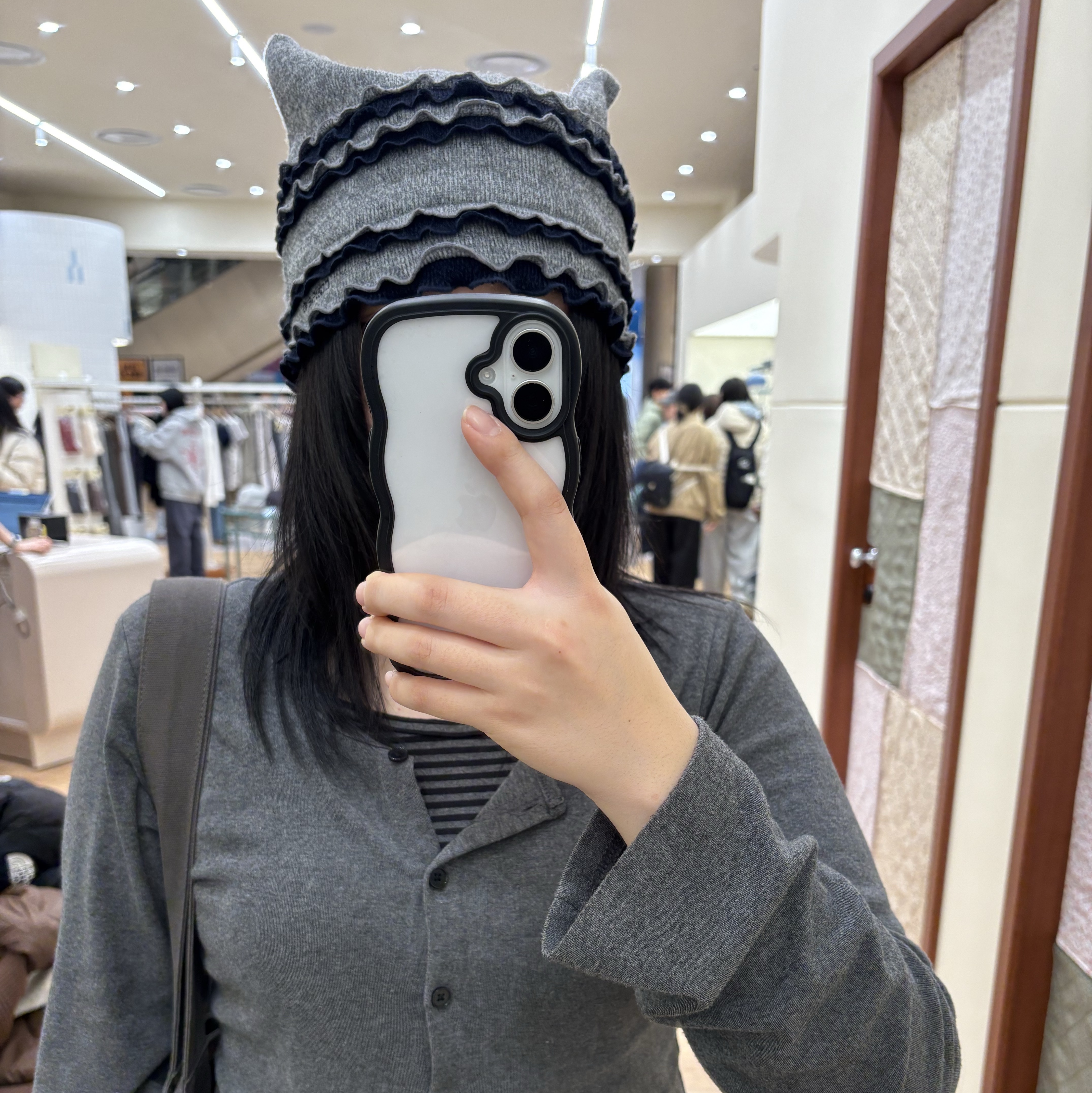 COYSEIO Raw Edge Cat Beanie Melange Grey 착용 스타일