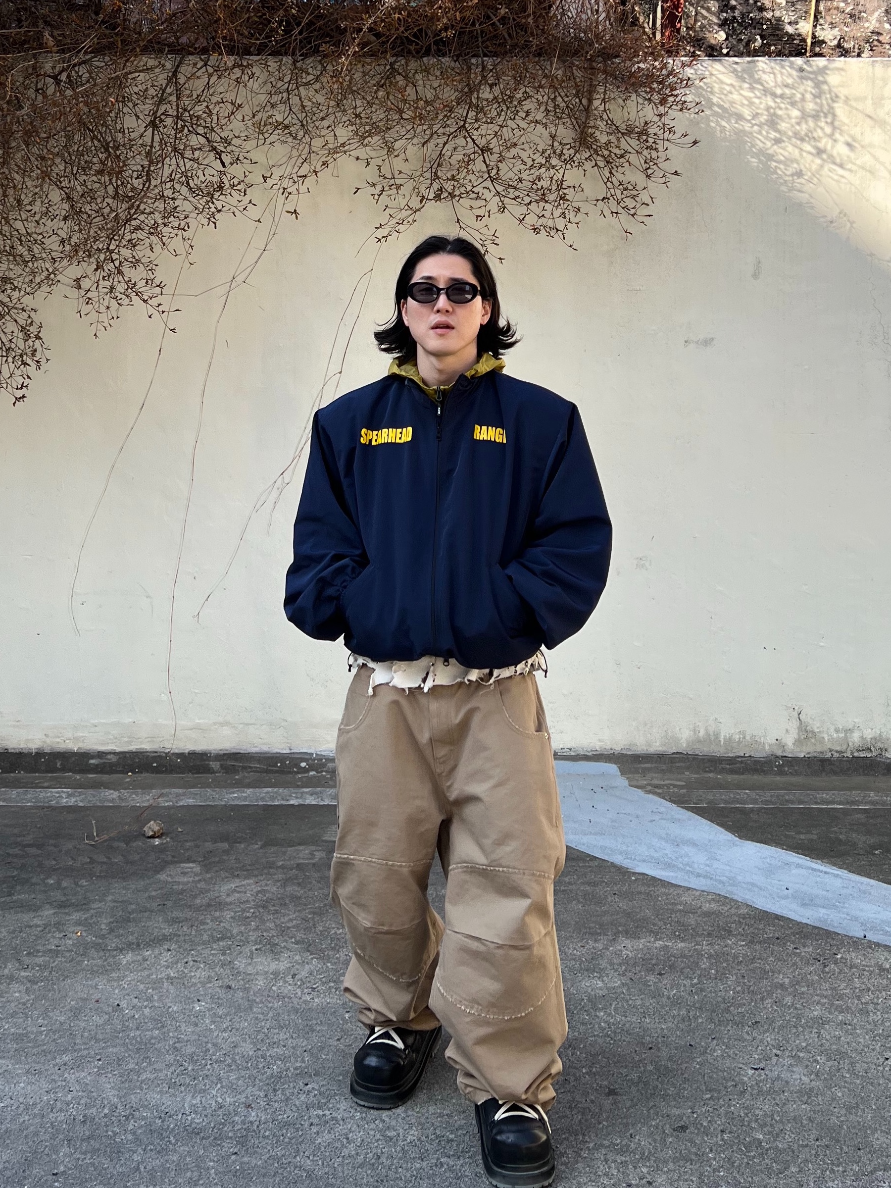 Undermycar Maigan Padded Shoulder Zip-Up Blouson India Ink - 23FW, MJD Canvas 3D Knee Pants Beige 착용 스타일 - 3
