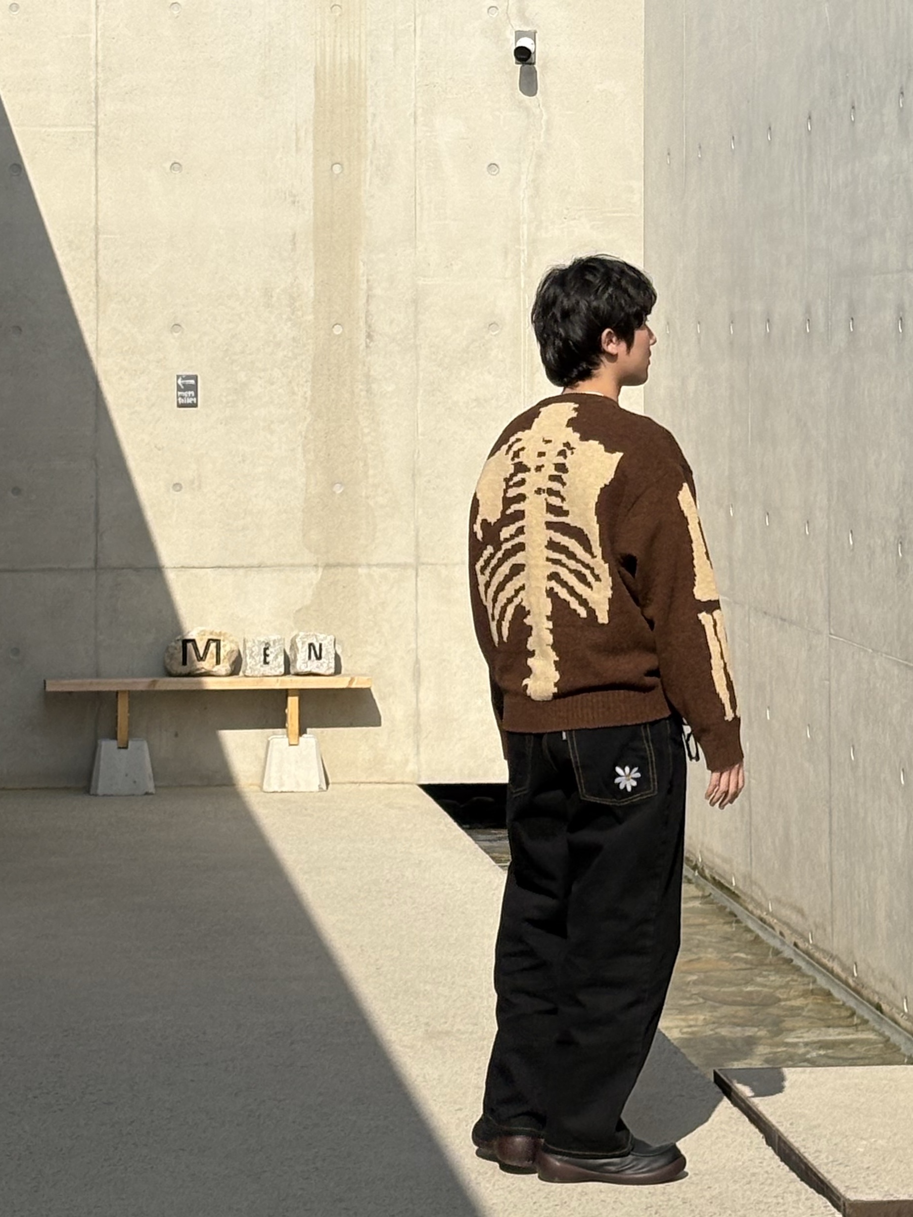 Kapital 5G Wool Bone Crewneck Sweater Brown, Labros Smart Daisy Baggy Jeans Black 착용 스타일 - 1