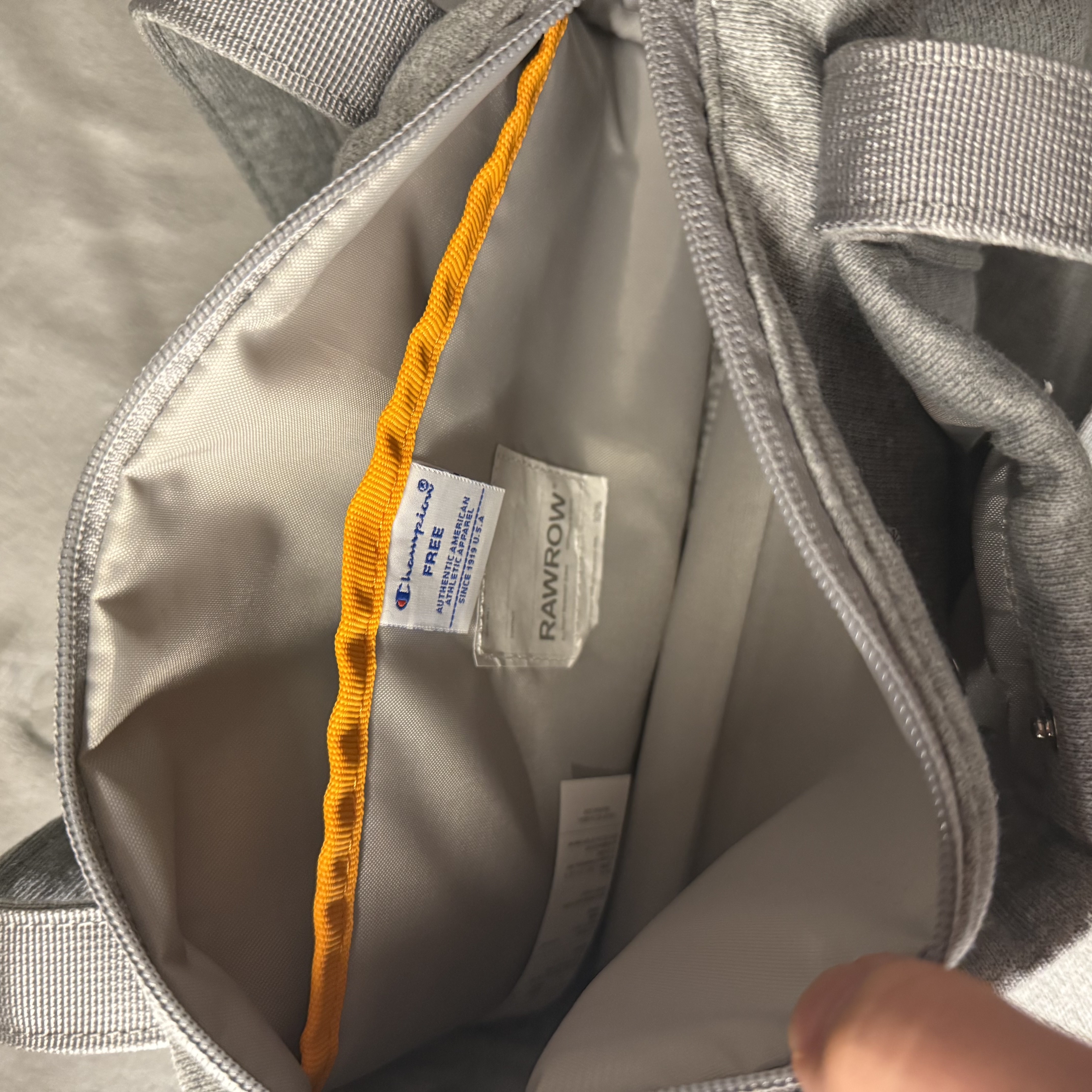 Champion x Rawrow Mini Tote Bag Grey 착용 스타일 - 3