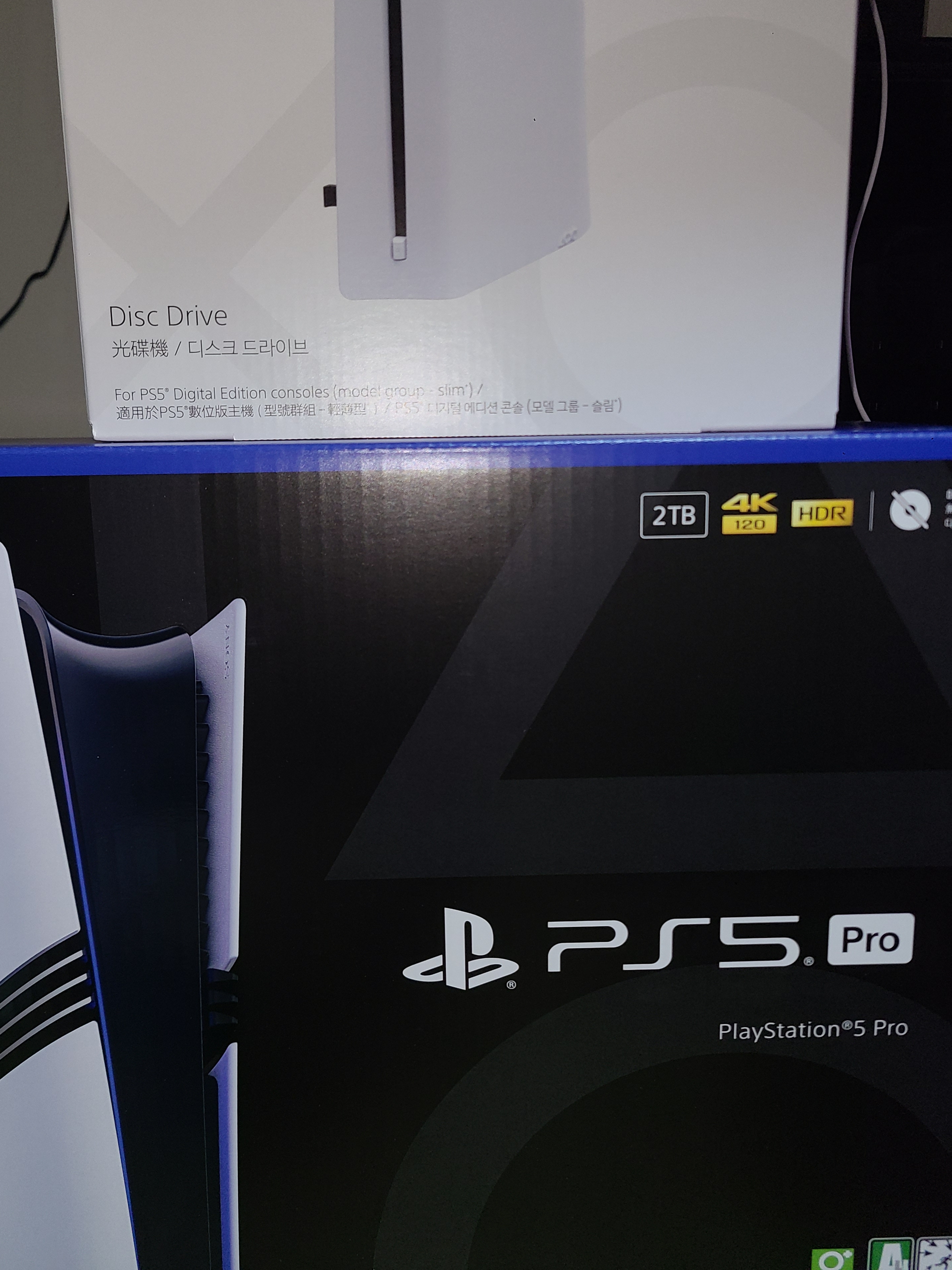 [7% 적립] PlayStation 5 Pro - 2TB, Playstation 5 DualSense Wireless Controller Starlight Blue (Korean Ver.) 착용 스타일 - 1