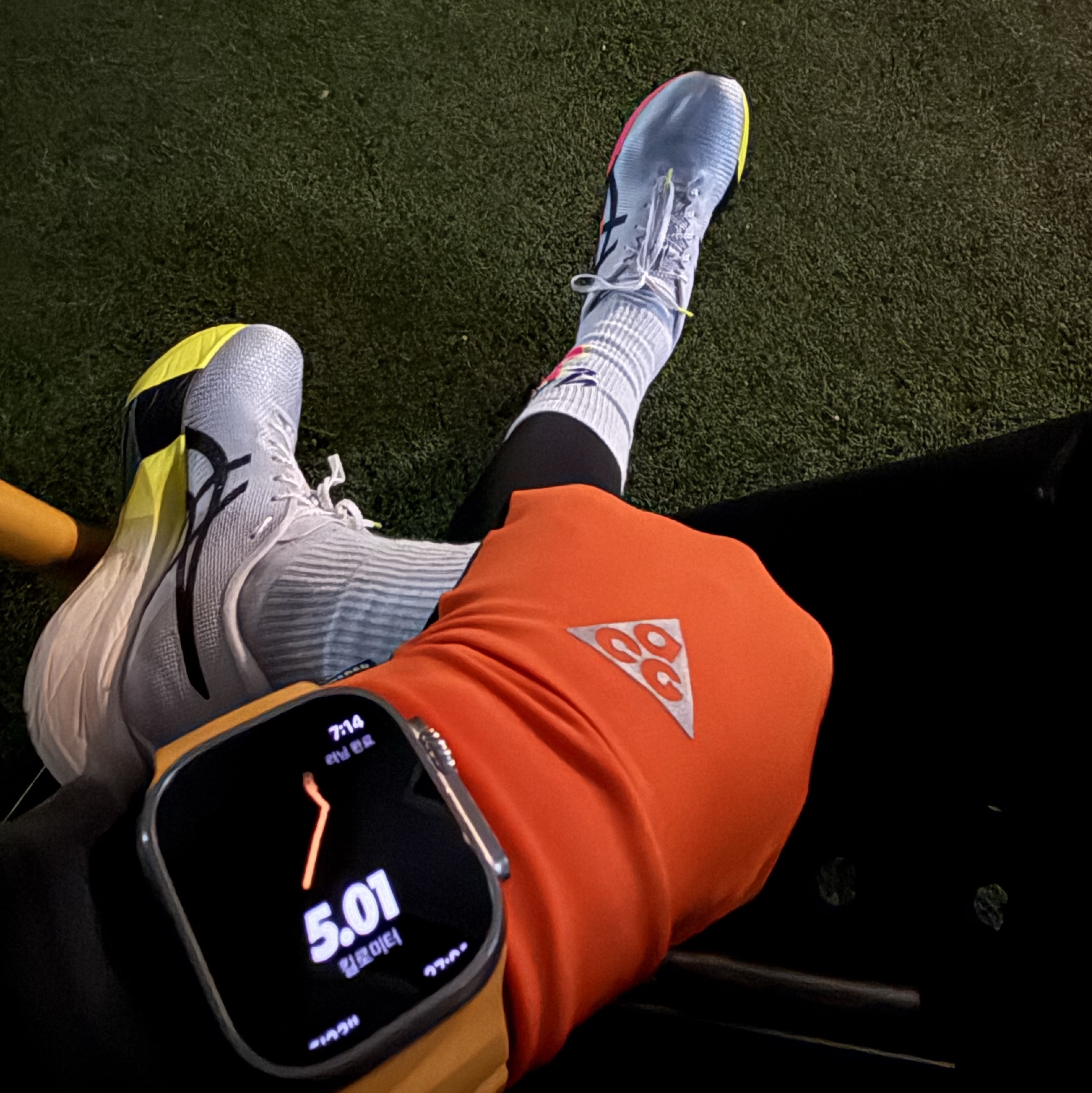 Nike ACG Dri-Fit Lightweight Gloves Safety Orange Black, Asics Metaspeed Edge Paris Light Blue Black 착용 스타일