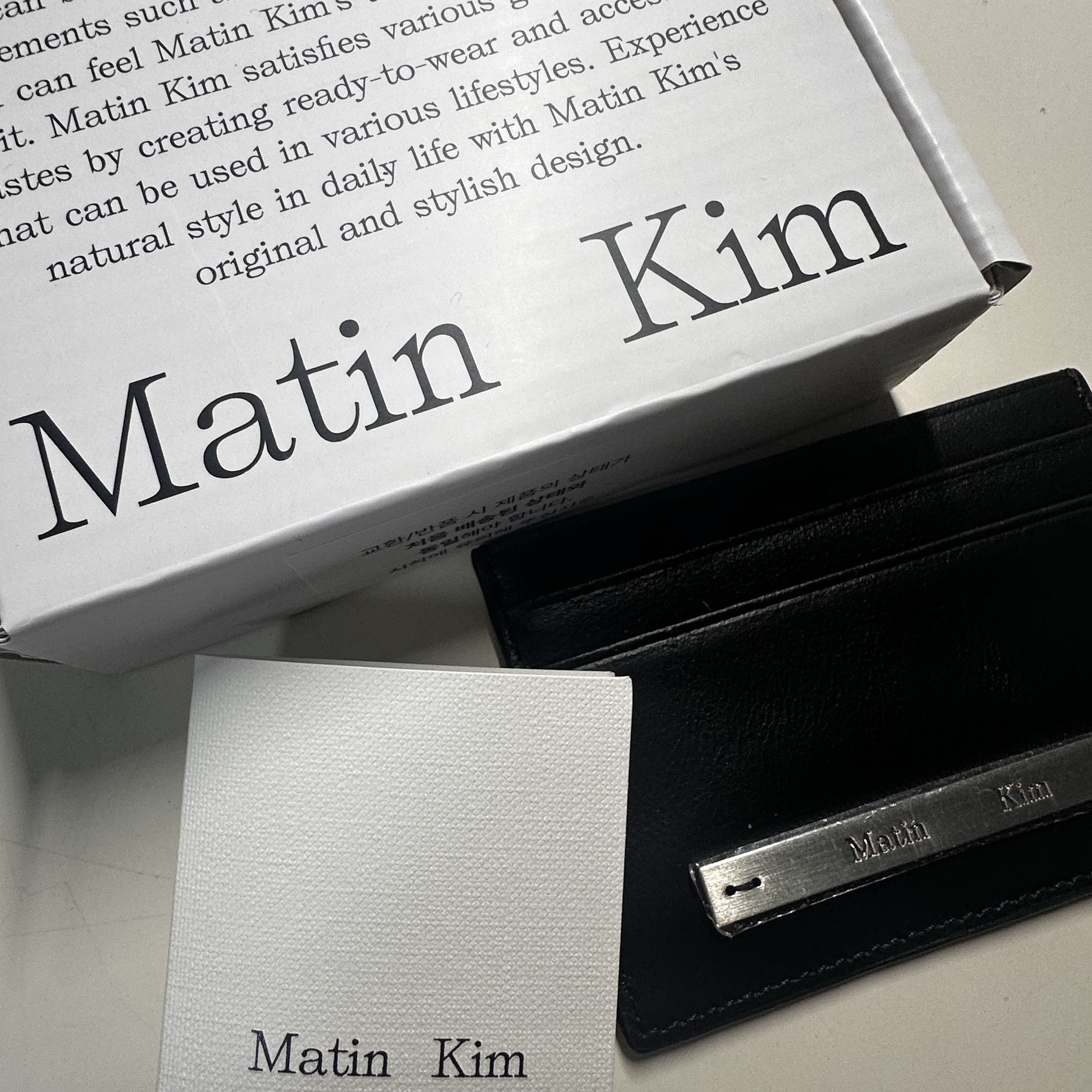 Matin Kim Vintage Card Wallet Black 착용 스타일