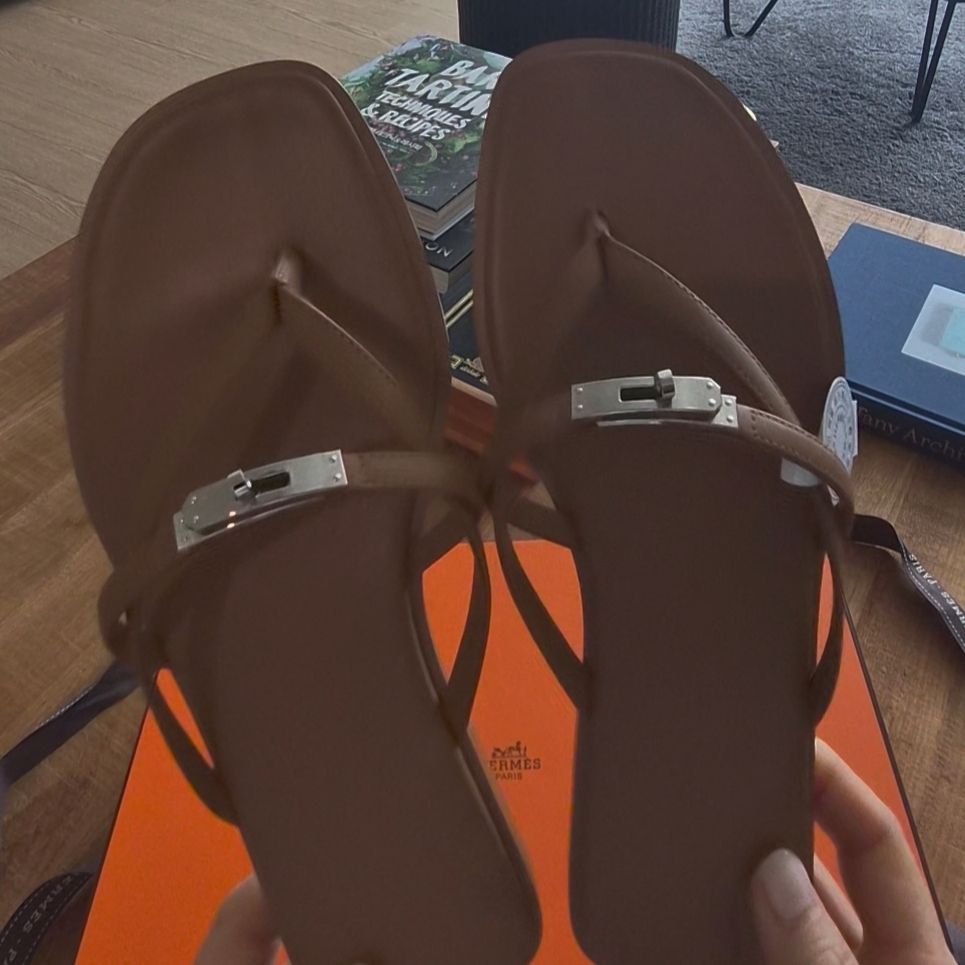 (W) Hermes Miss Sandal Calfskin & Palladium Naturel 착용 스타일 - 1