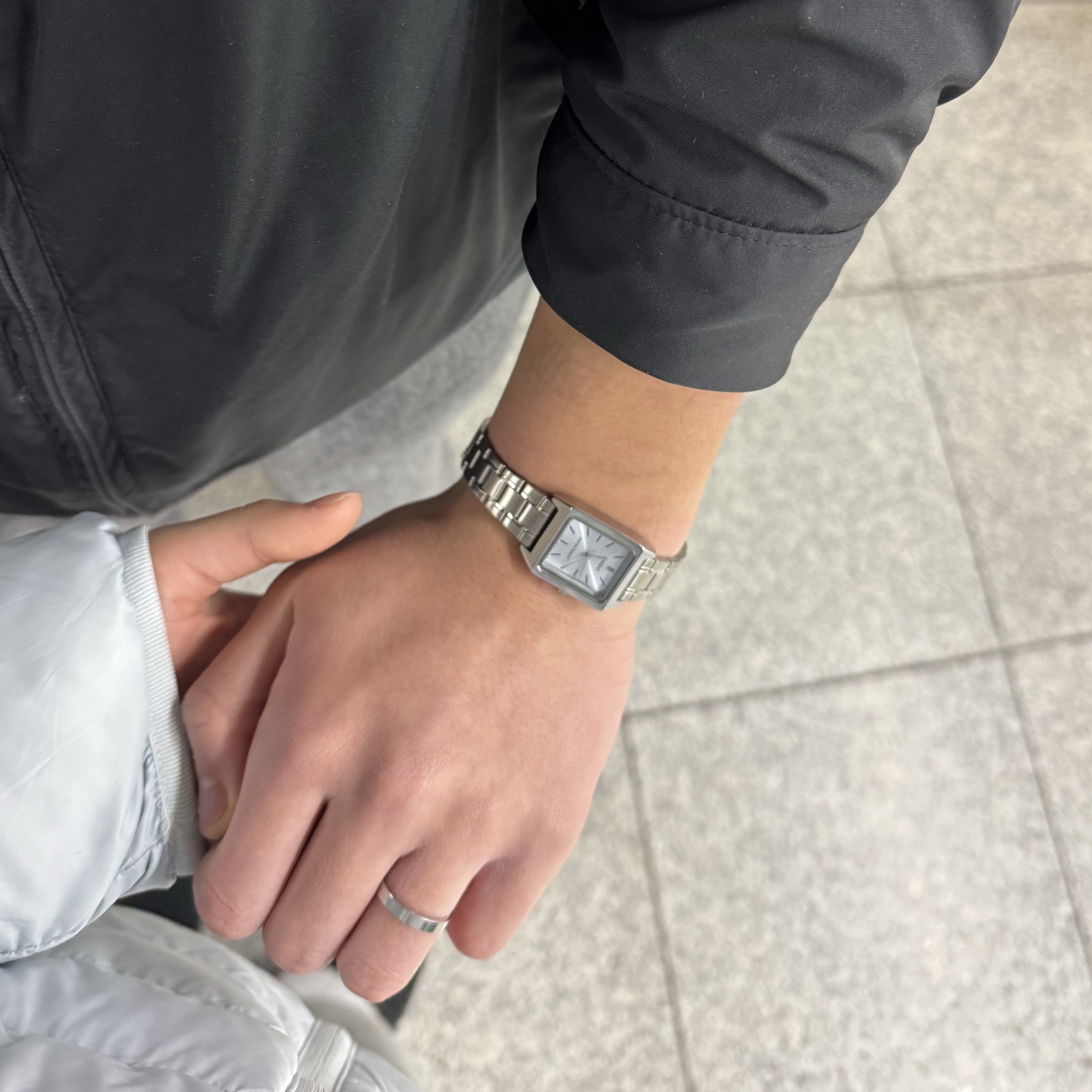 Casio LTP-V007D-2E 착용 스타일