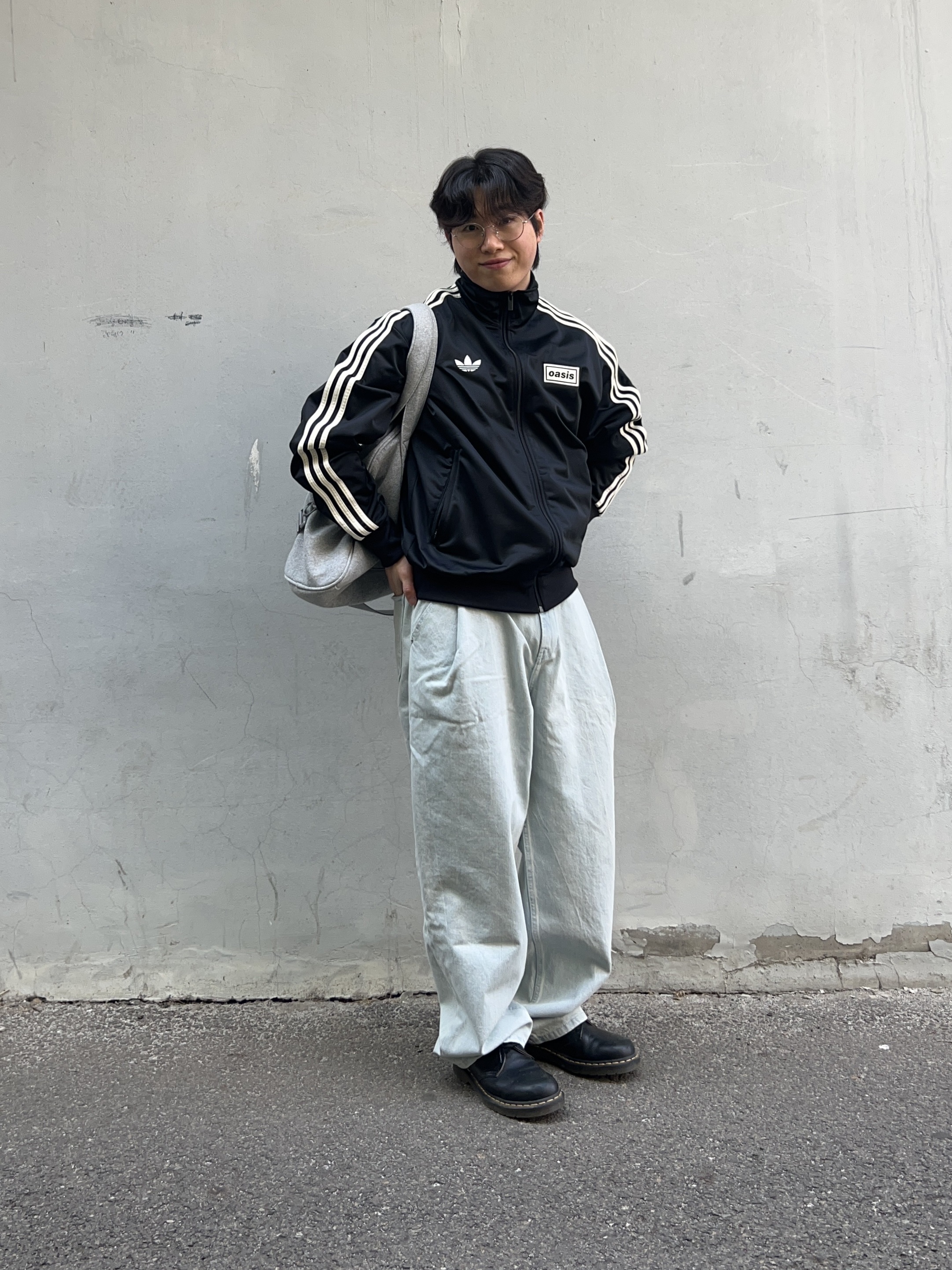 Adidas x Oasis Tour Firebird Track Top Black - KR Sizing, Champion x Rawrow String Boston Bag Grey 착용 스타일 - 3