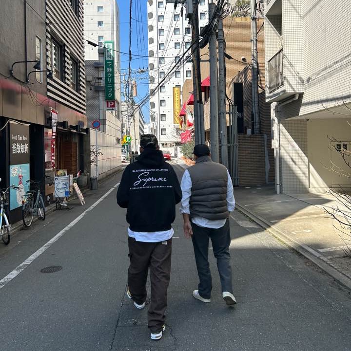 Supreme x Martine Rose Hooded Sweatshirt Black - 24FW, Nike Air Max Plus VII Varsity Maize White 착용 스타일 - 3