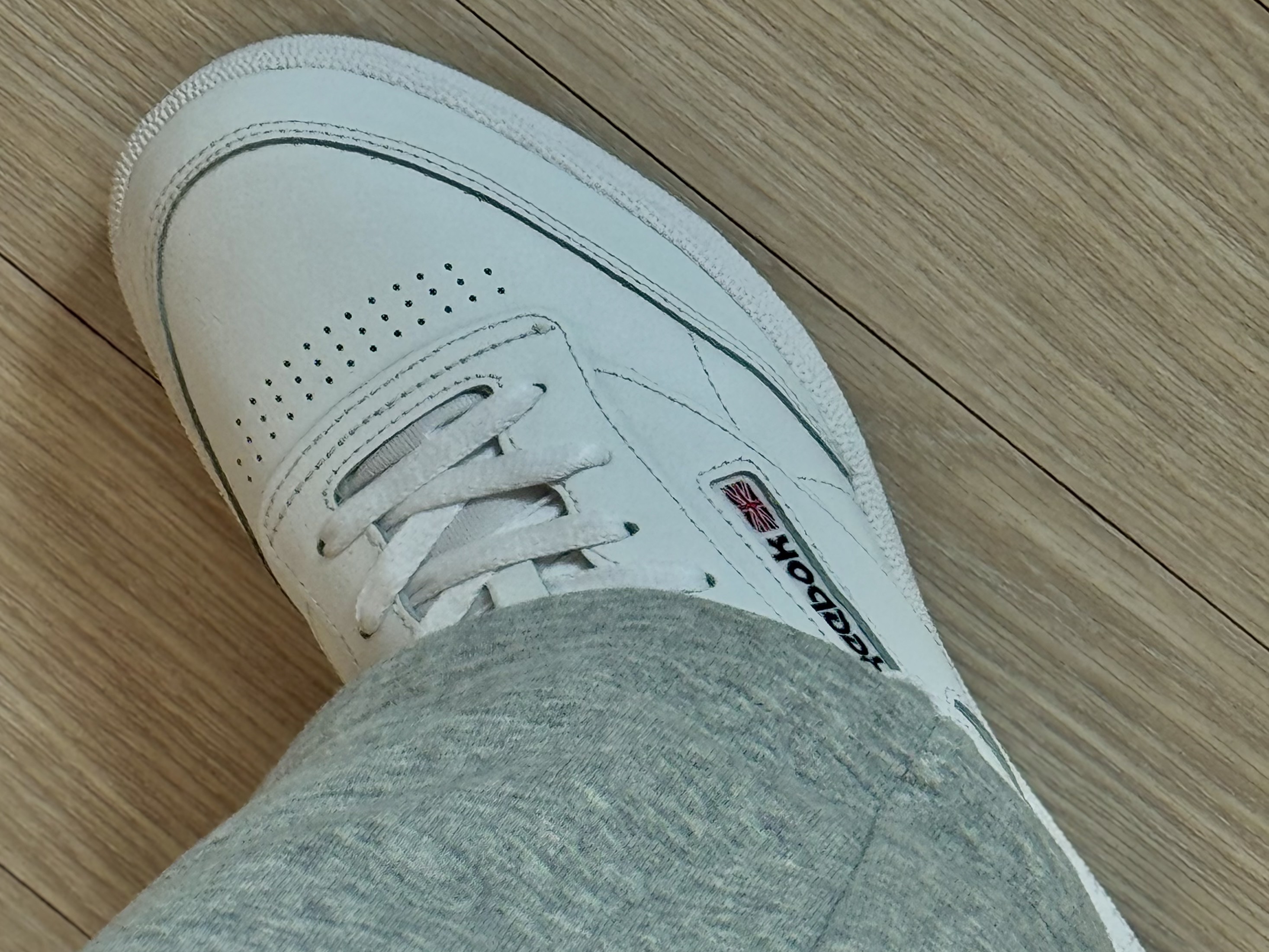 Reebok Club C 85 White, (W) Alo Yoga Accolade Straight Leg Sweatpants Athletic Heather Grey 착용 스타일 - 6