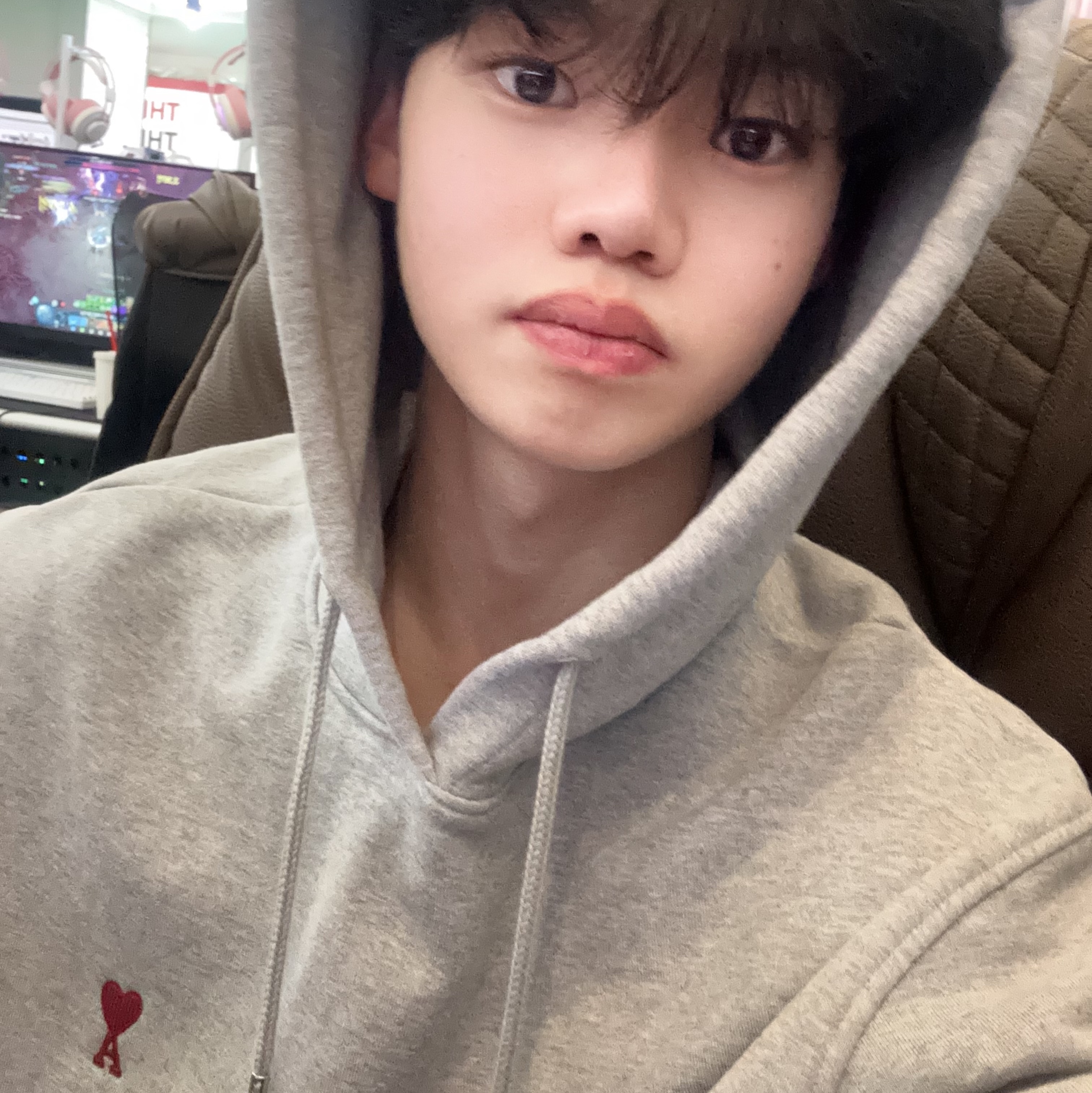 AMI De Coeur Hoodie Heather Grey 착용 스타일