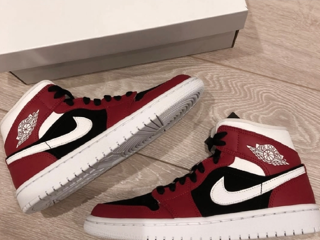 (W) Jordan 1 Mid Gym Red Black 착용 스타일
