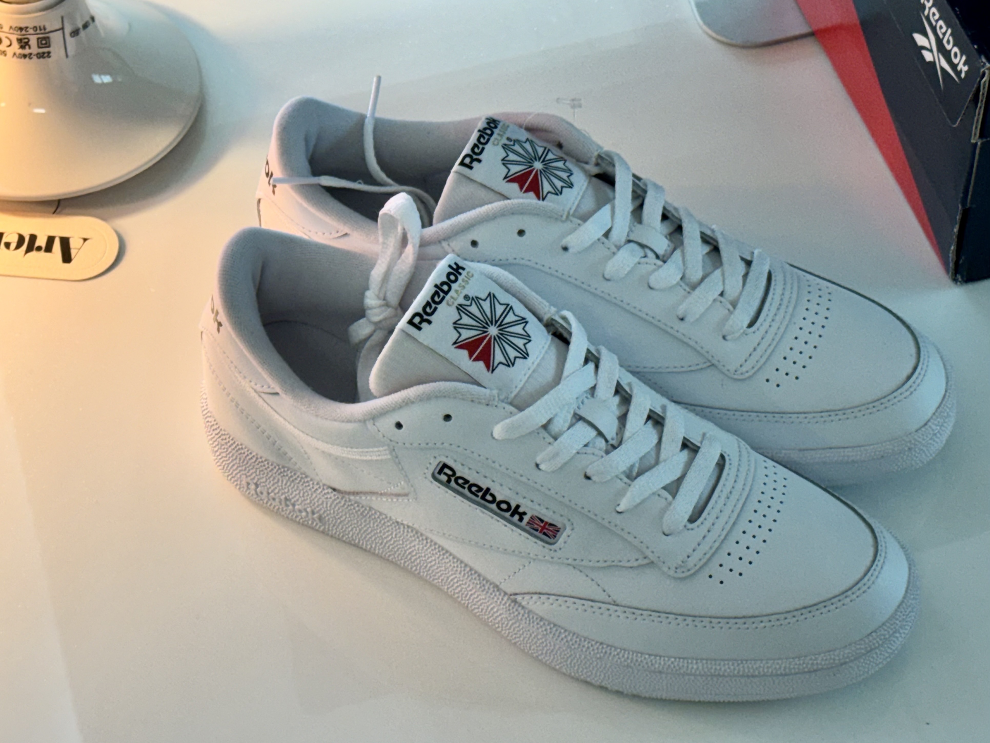 Reebok Club C 85 White, (W) Alo Yoga Accolade Straight Leg Sweatpants Athletic Heather Grey 착용 스타일 - 1