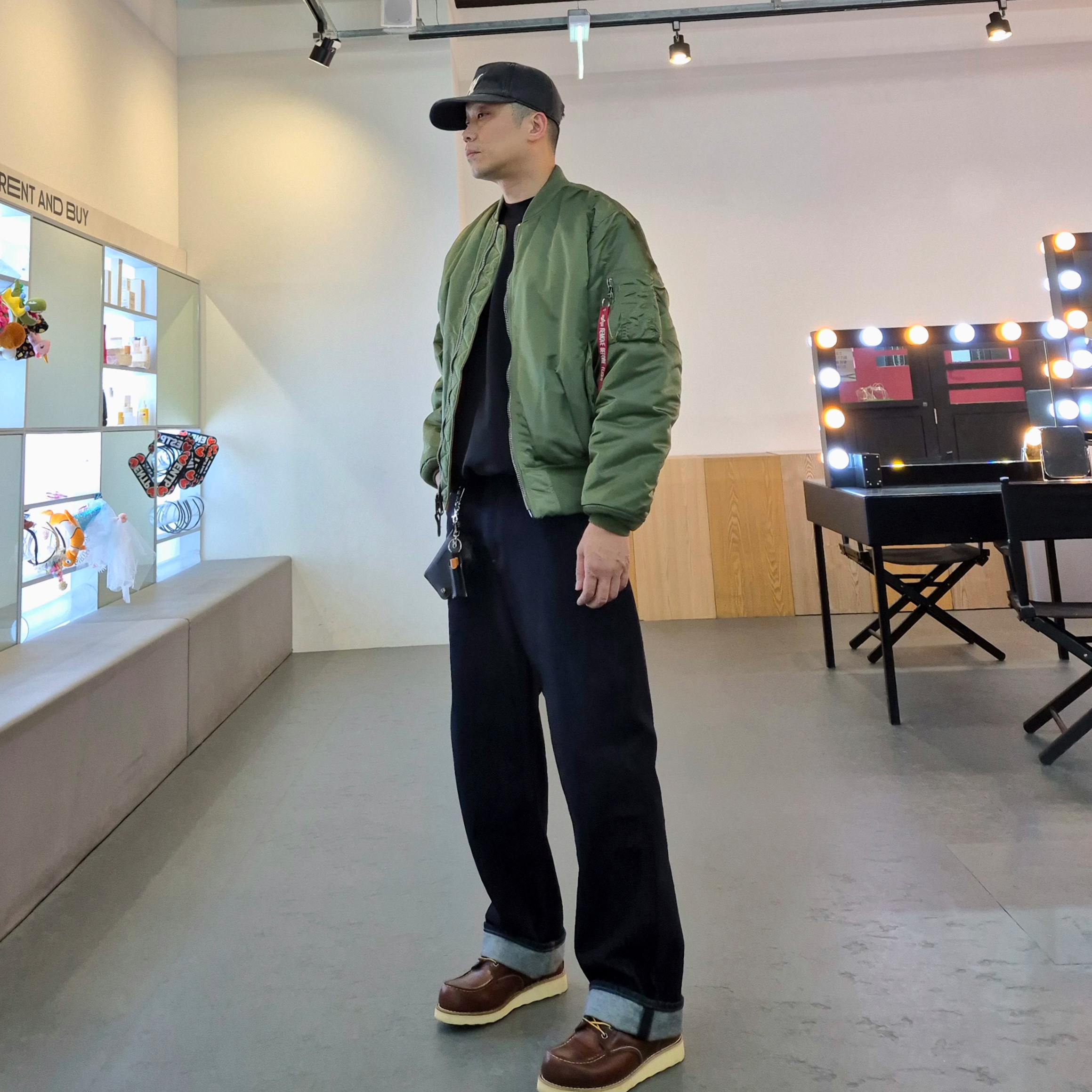 Uniqlo x JW Anderson Straight Jean Blue - KR, ALPHA INDUSTRIES MA-1 Flight Jacket Sage 착용 스타일 - 3